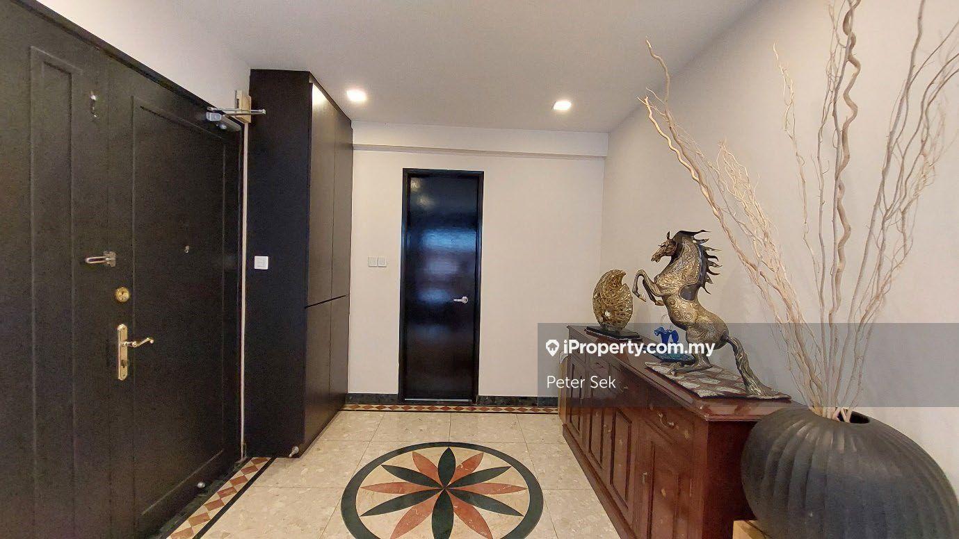 Walking Distance to Kiara 163 and Mkis