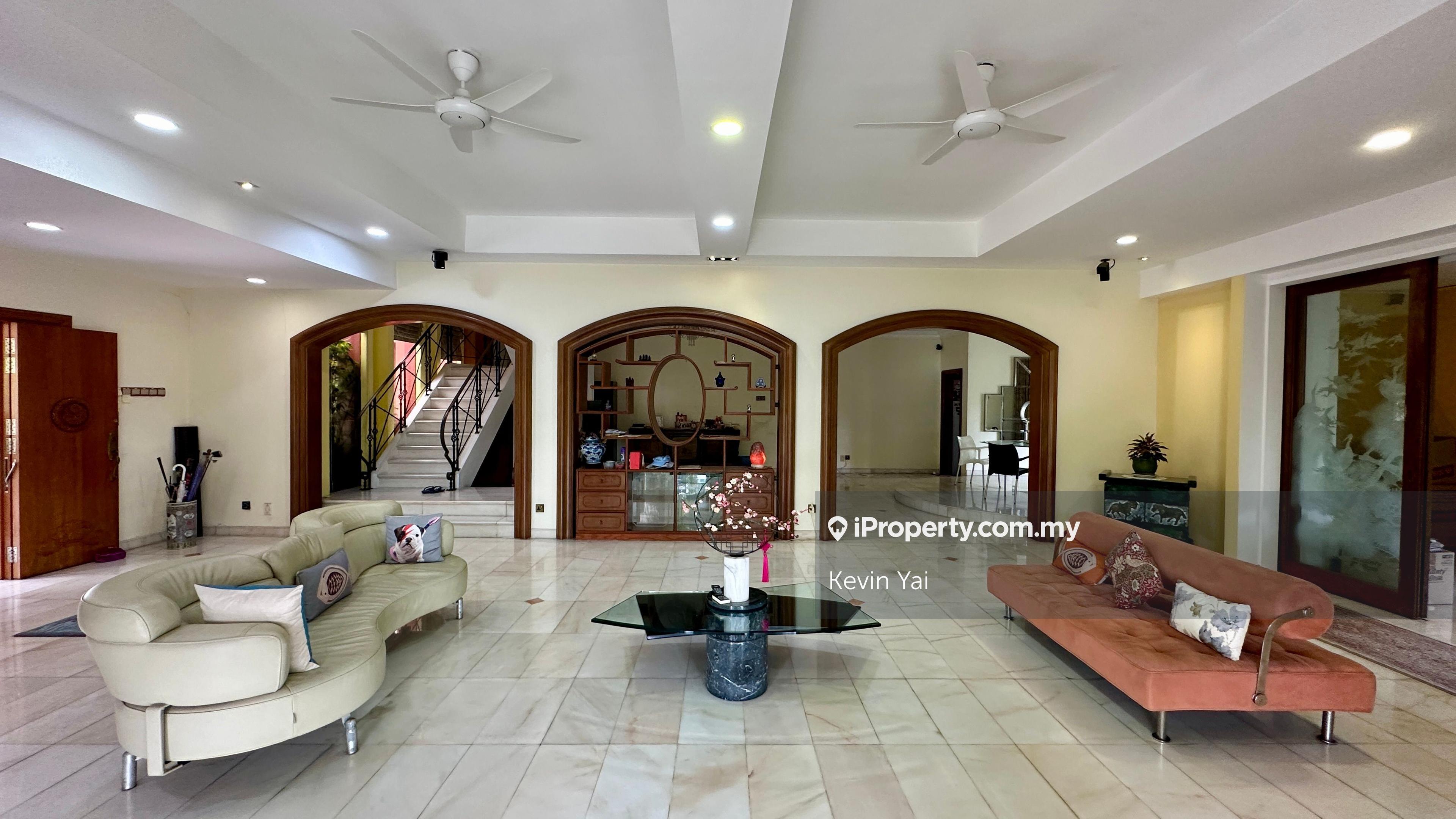 Spacious and well maintained bungalow