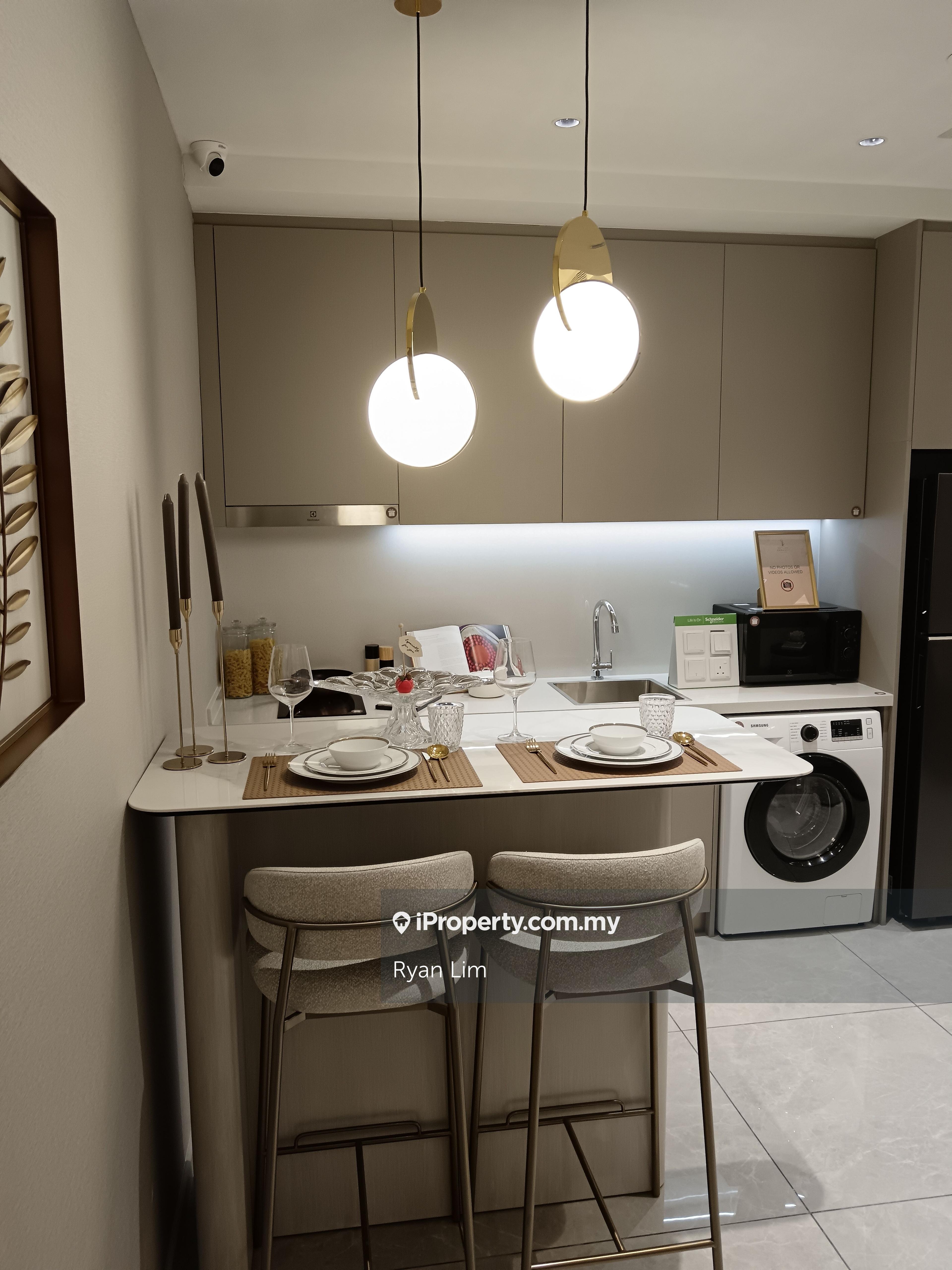 Skyline Embassy, Freehold, Luxury Condo,Good Investment, ROI 6%