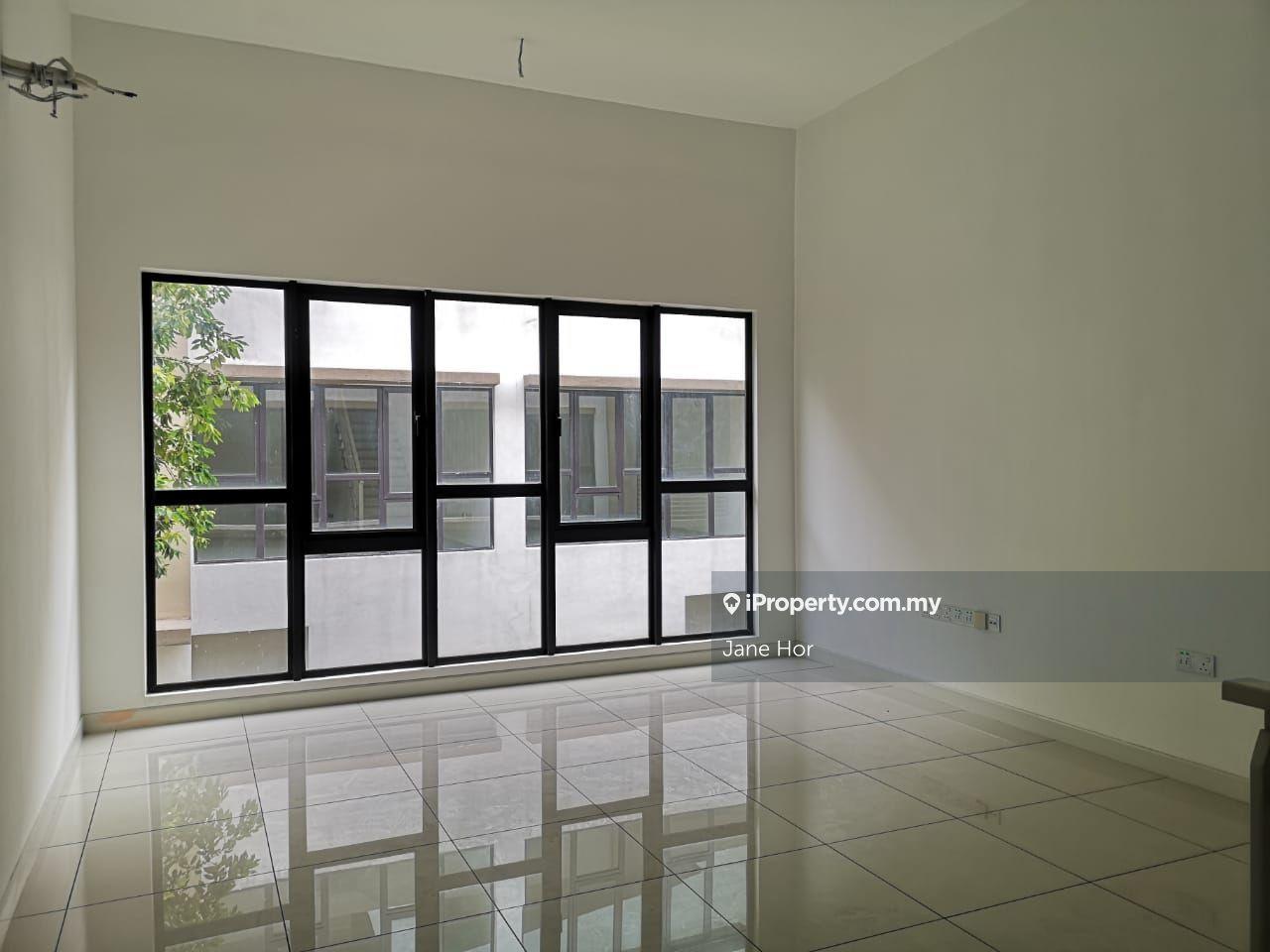 Basic condition upper floor townhouse @ Puchong south 