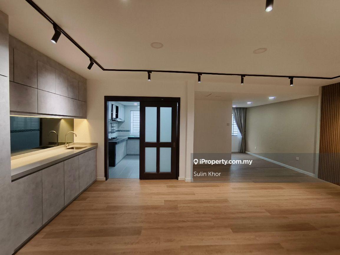 Well Maintained and Nicely Renovated Terrace House @ Bk5 for Rent