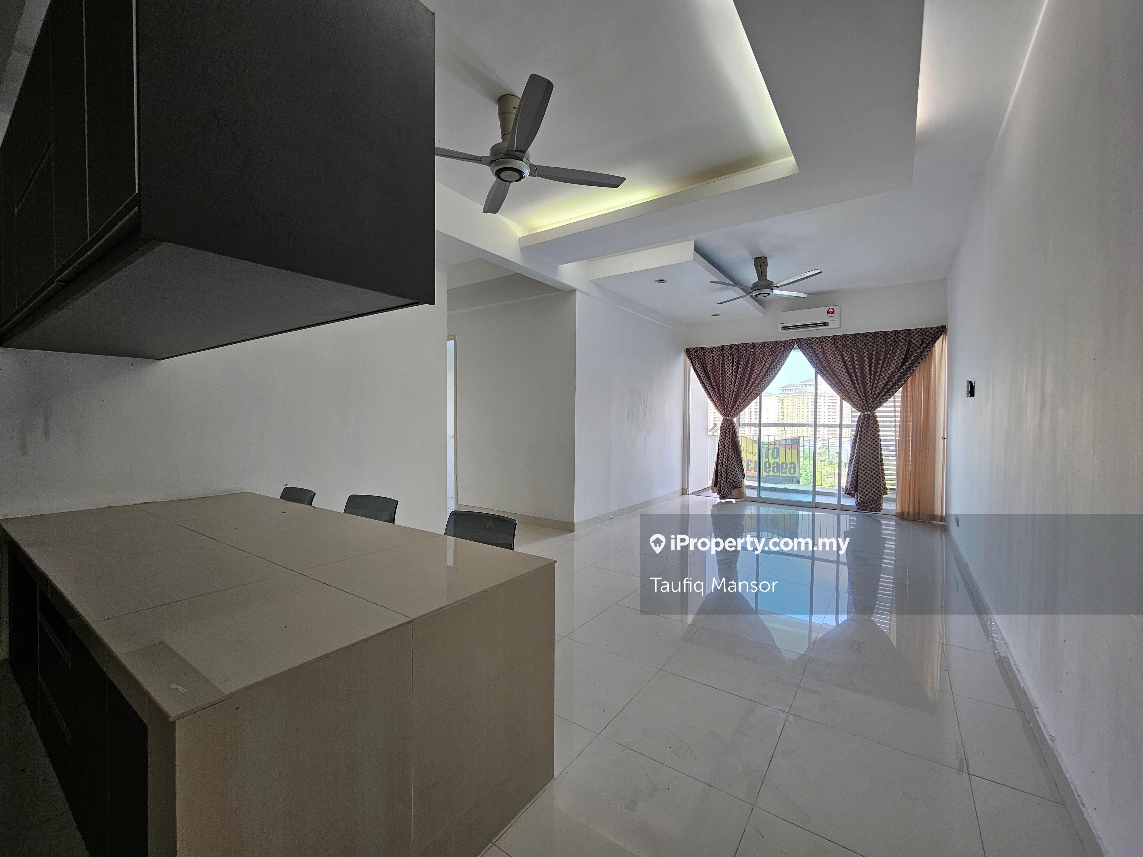 Renovated, big unit, 4 bedrooms, 2 carpark, pool and greenery view
