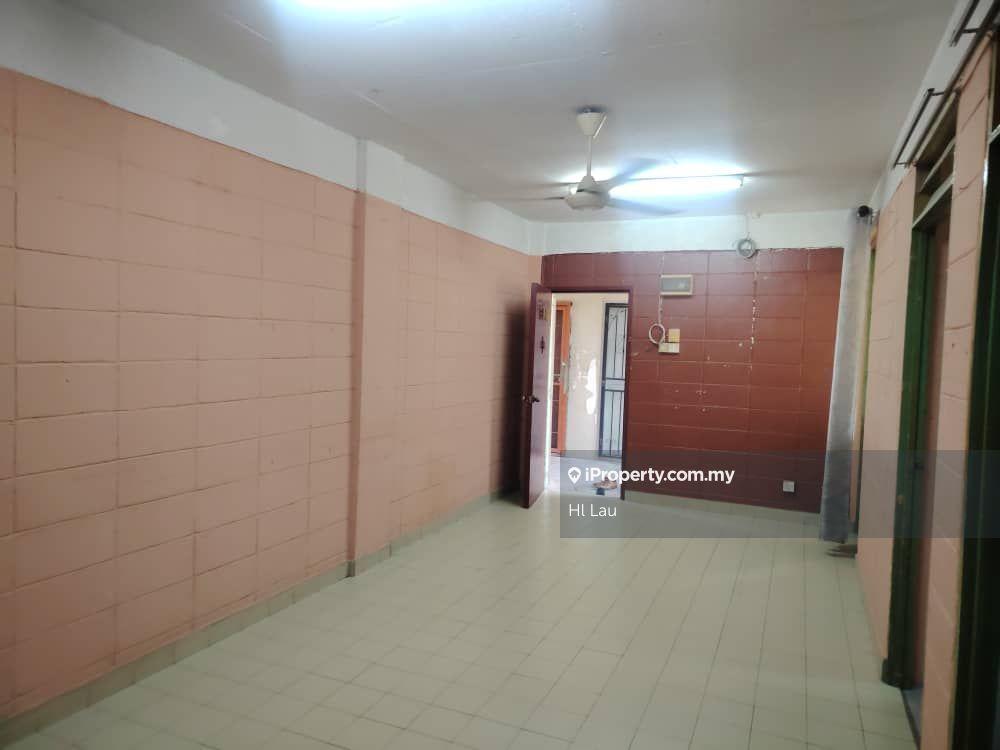 Renovated with kitchen cabinet, walking distance to Taylor College
