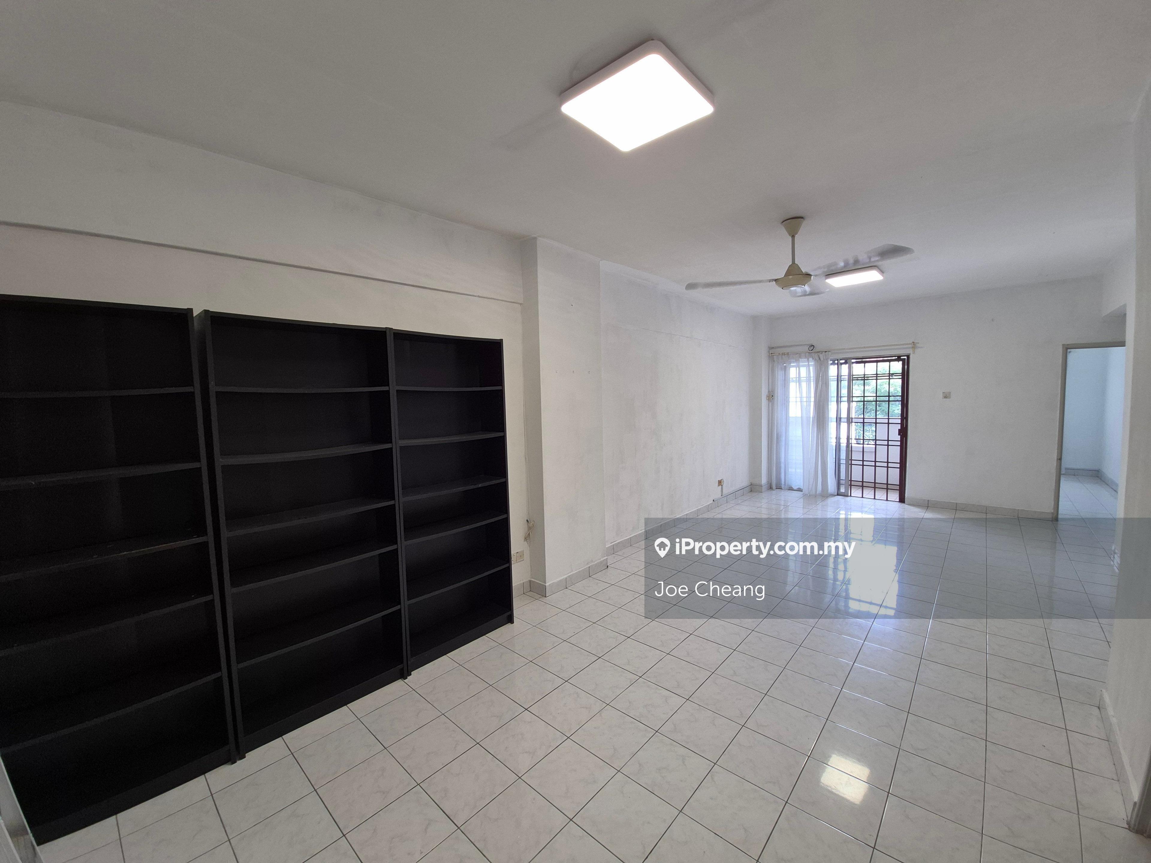 Shot walk to MRT, Corner Unit ,Good for Own Stay and Investment