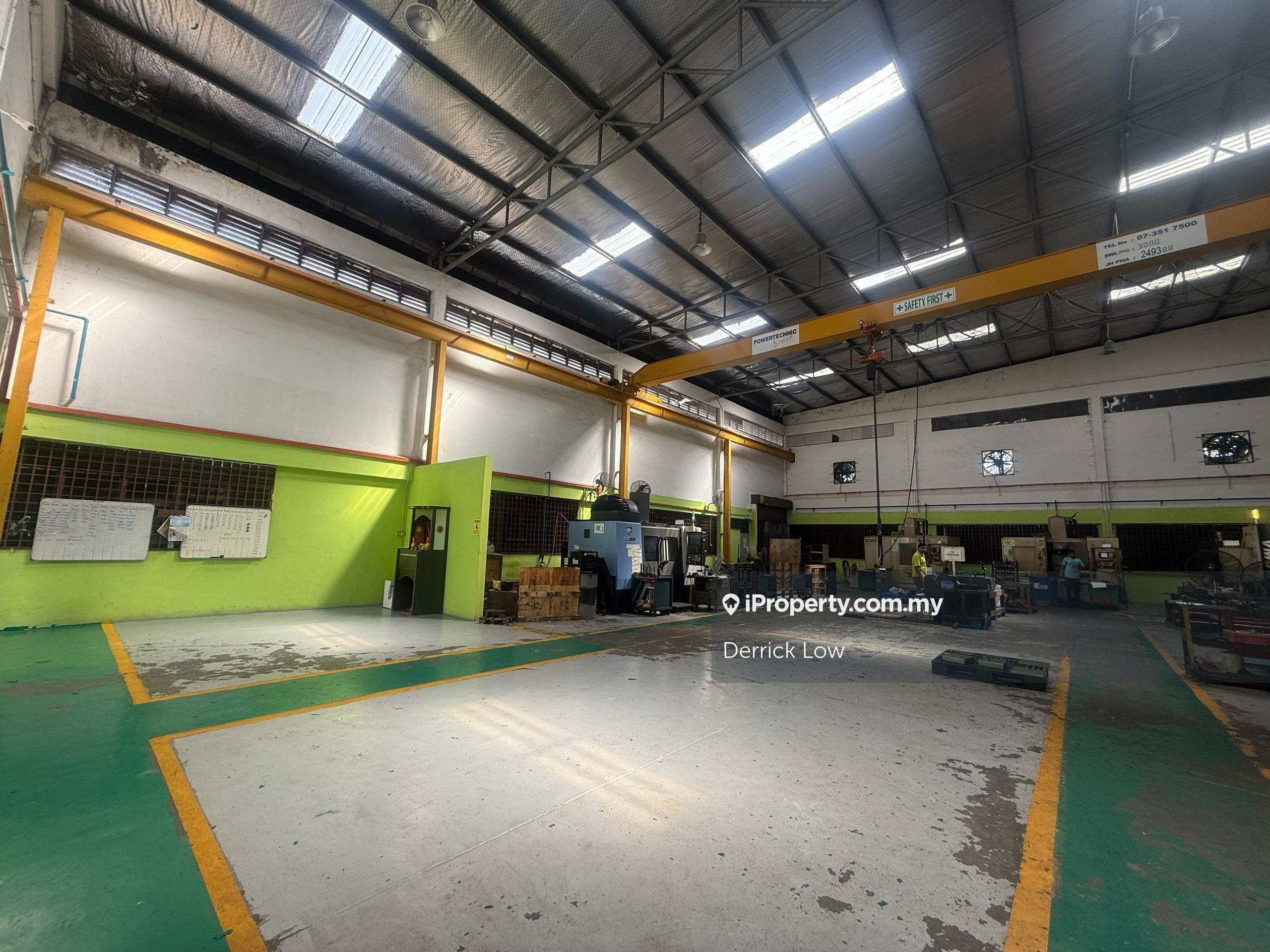 Ulu Tiram, land size 12800sqft, built 9800sqft, 3 units crane