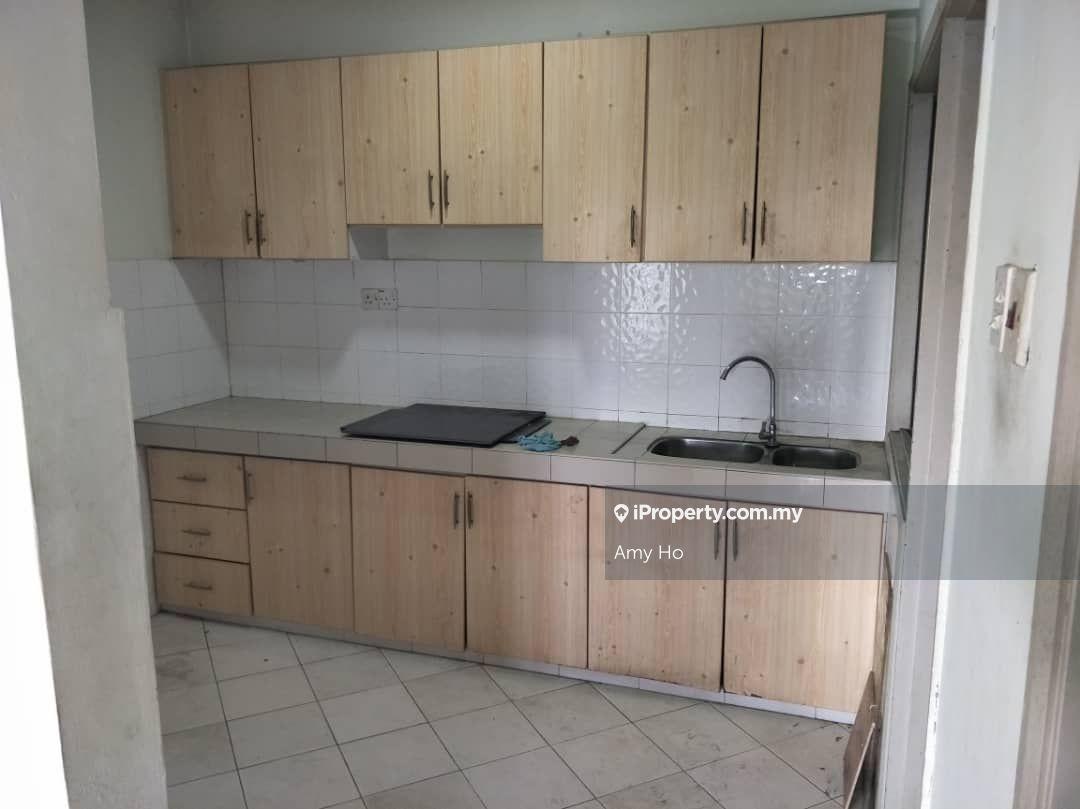 Vacant unit for rent 2 parking 1 need to pay extra Rm80 to management