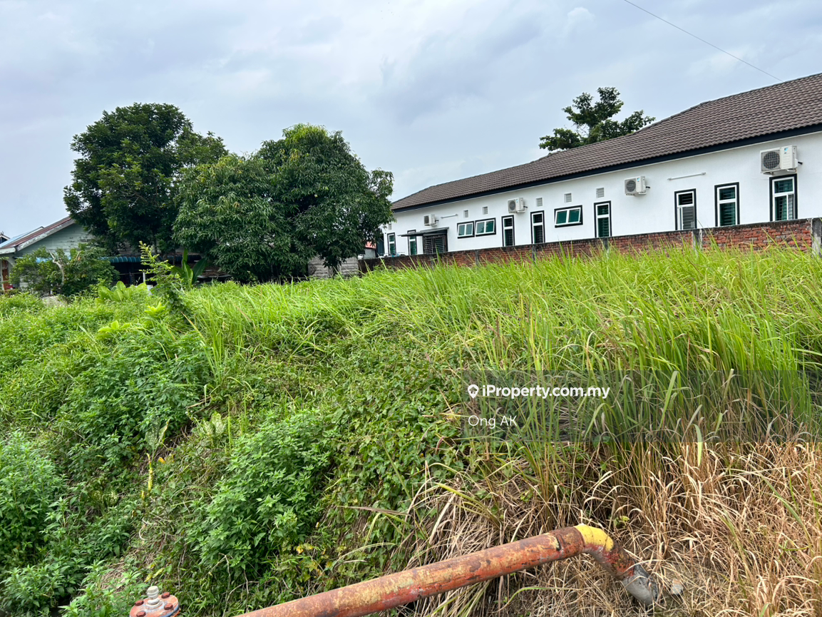 Nice bungalow land with other bungalow next to it