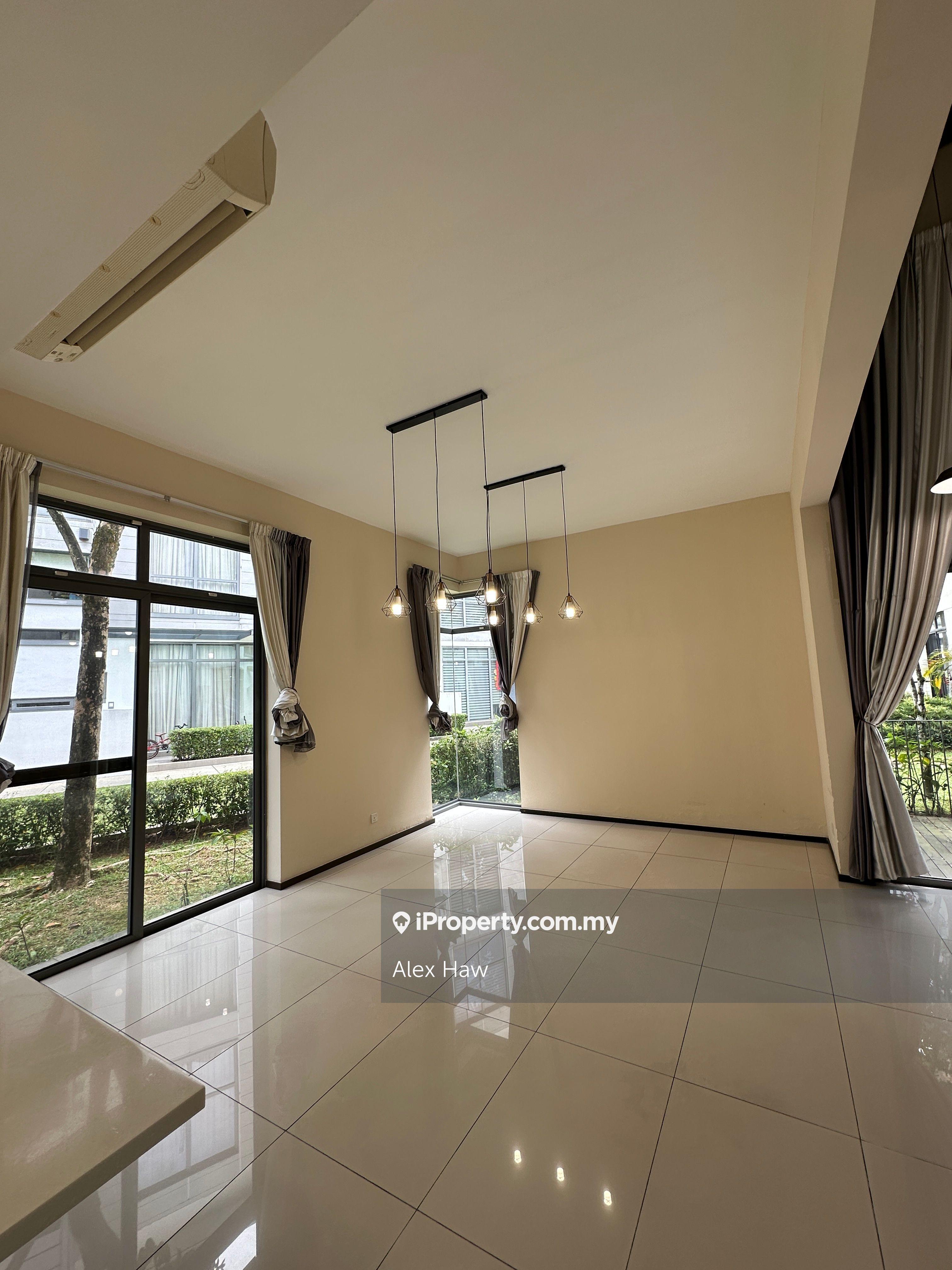 3.5 Storey The Breezeway Courtyard Parkhomes, Actual, Fully Renovated