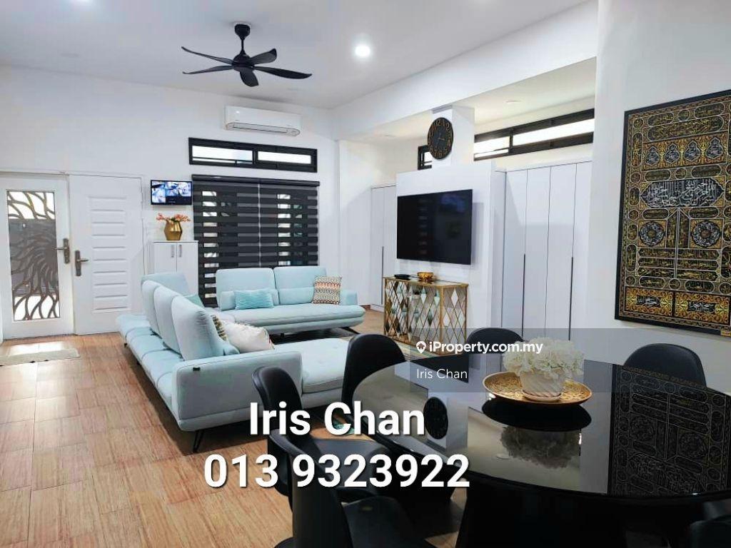 Beautiful and Cozy Semi D with Swimming Pool