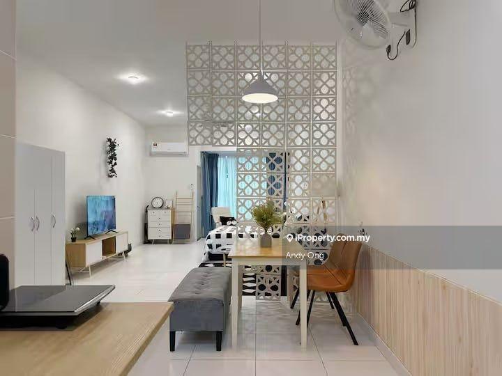 Akademik Suite, Mount Austin