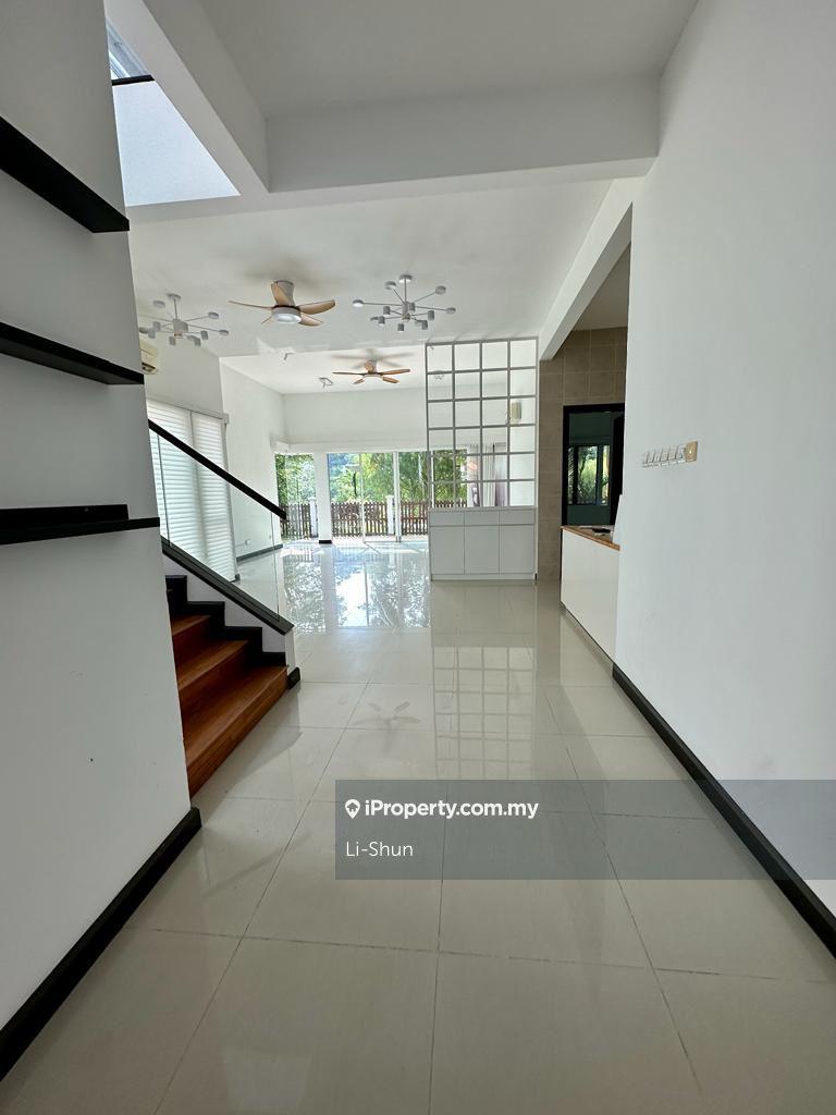 Lake View Bungalow. High Ceiling heights. Airy with Greenery View