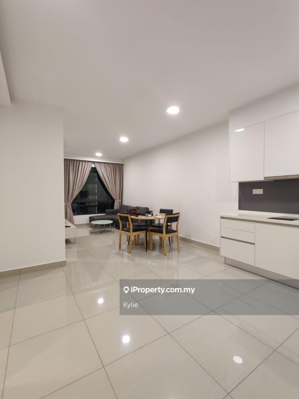 Well kept good condition ready unit high floor good for investment