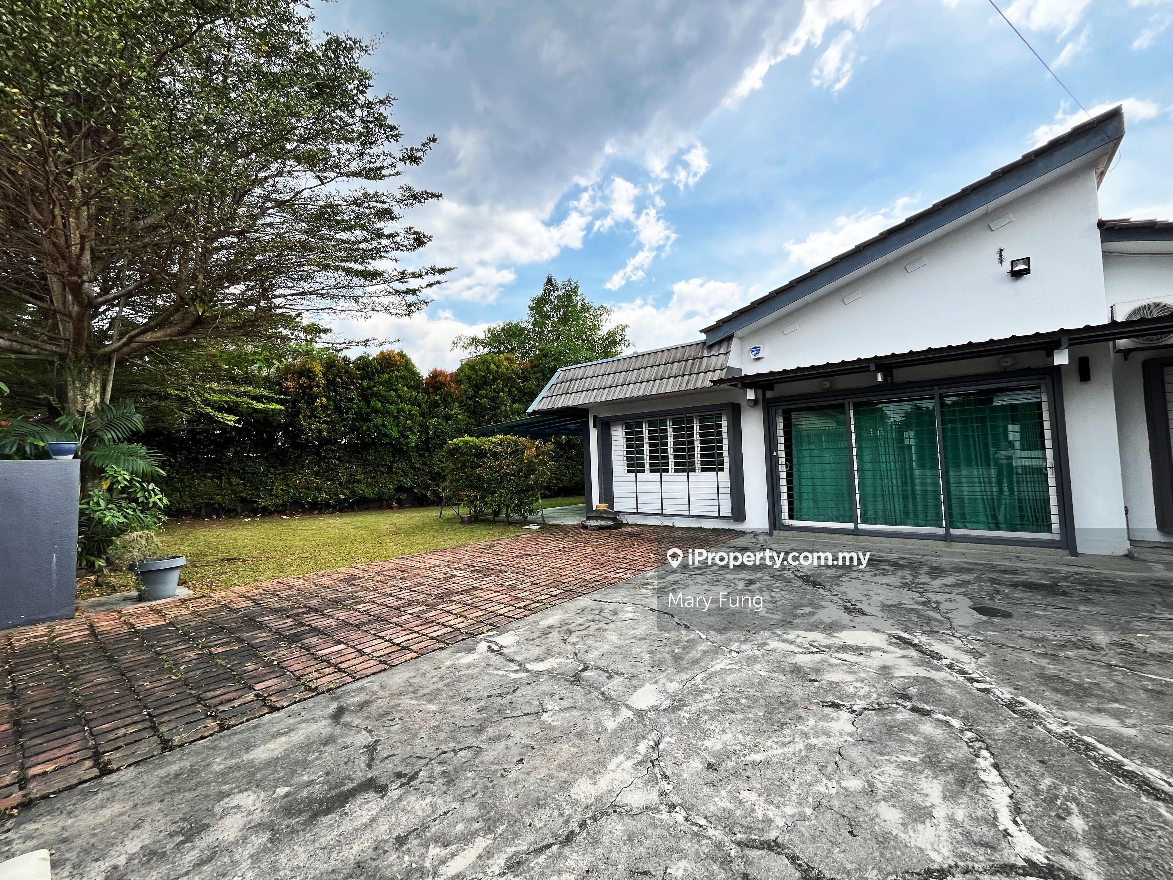 1-Storey Bungalow For Sale. Big Land. Easy Access to Amenities.
