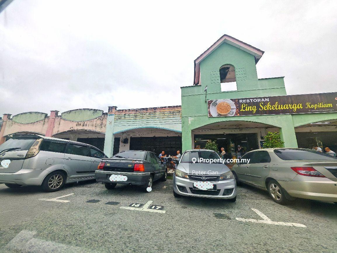 Pengkalan Stesen 18 2 adjoining shop