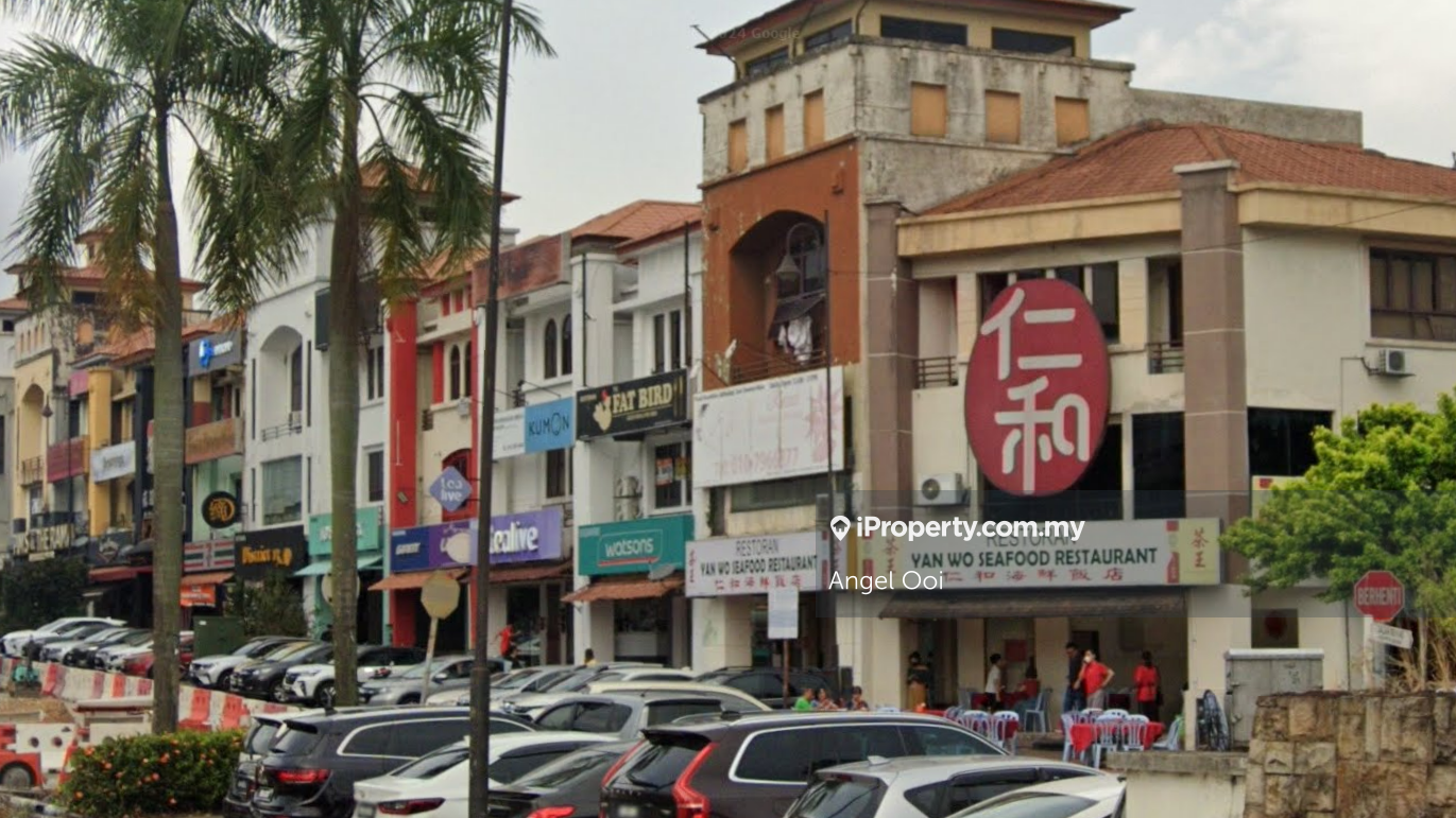 Large corner 3 storey shop in Petaling Jaya
