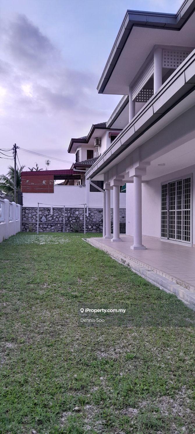 Corner unit with 20 feet of spacious side land garden !