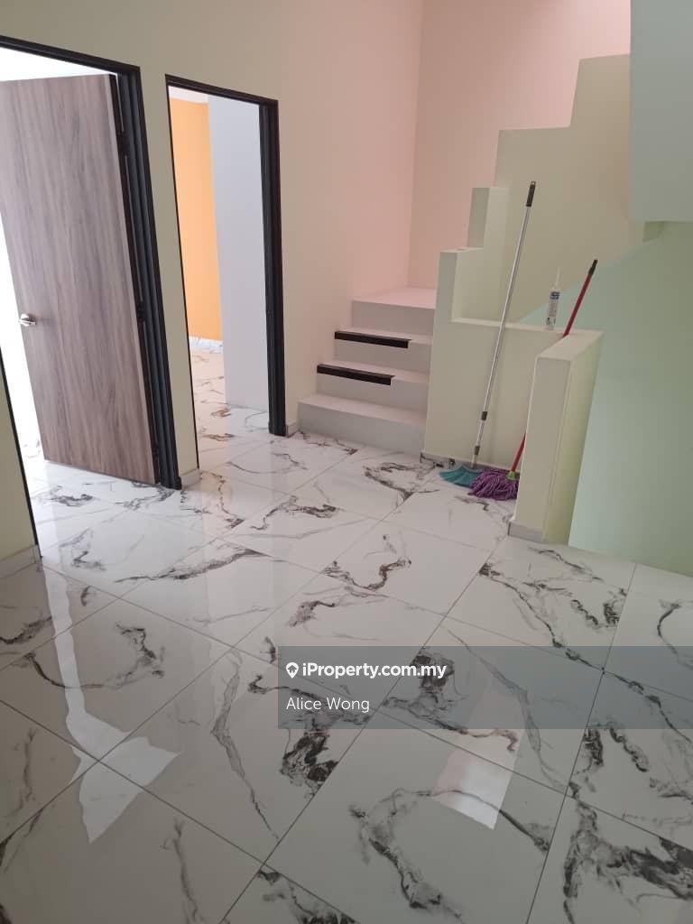 New renovated 2.5 Storey House For Rent with aircons, kitchen top
