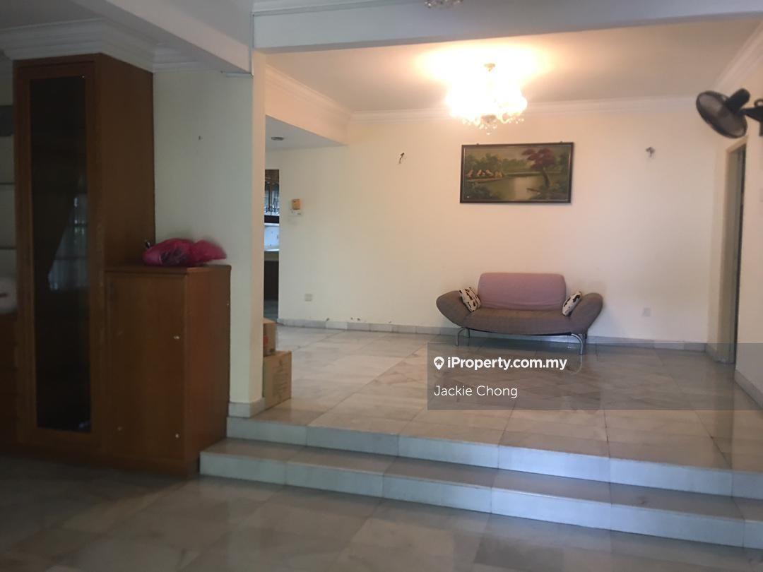 Spacious Semi-D in OUG with Expansive Land, Perfect for Families!