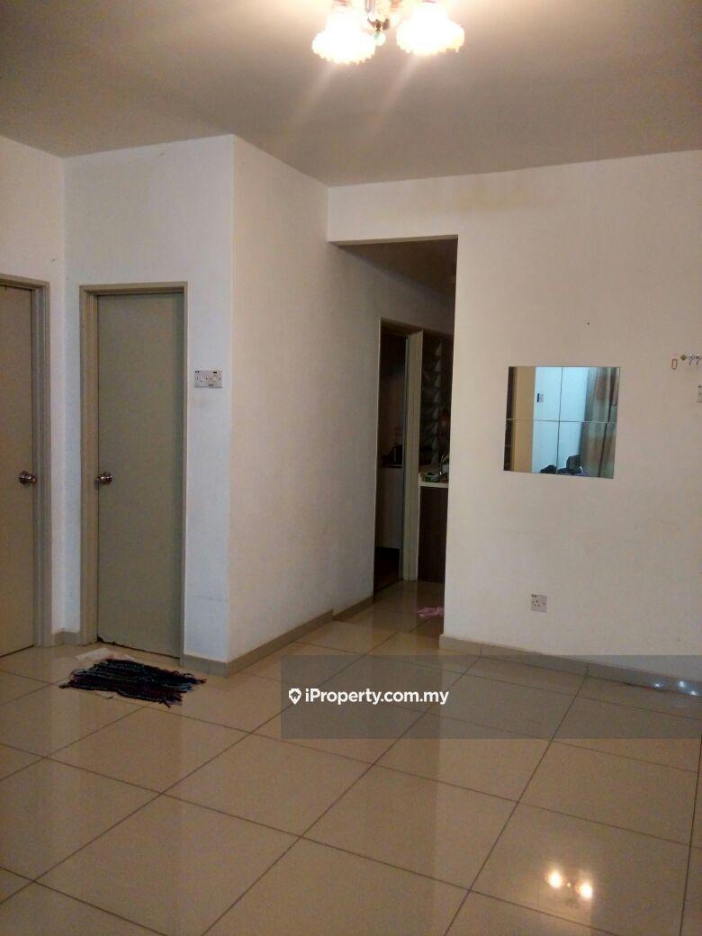Well kept unit partly furnished 2 car park