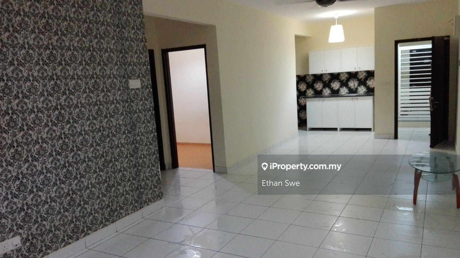 Mid Floor, Renovated, Strategic Loc Freehold, Very Well Kept Best Deal