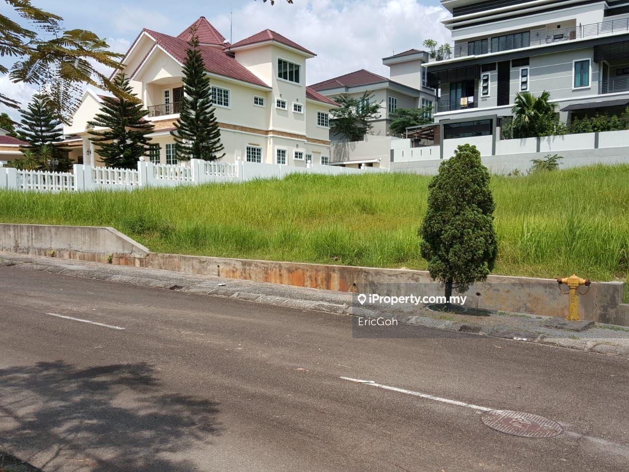 Freehold Bungalow Lot in a Guarded Community on a Small Hill
