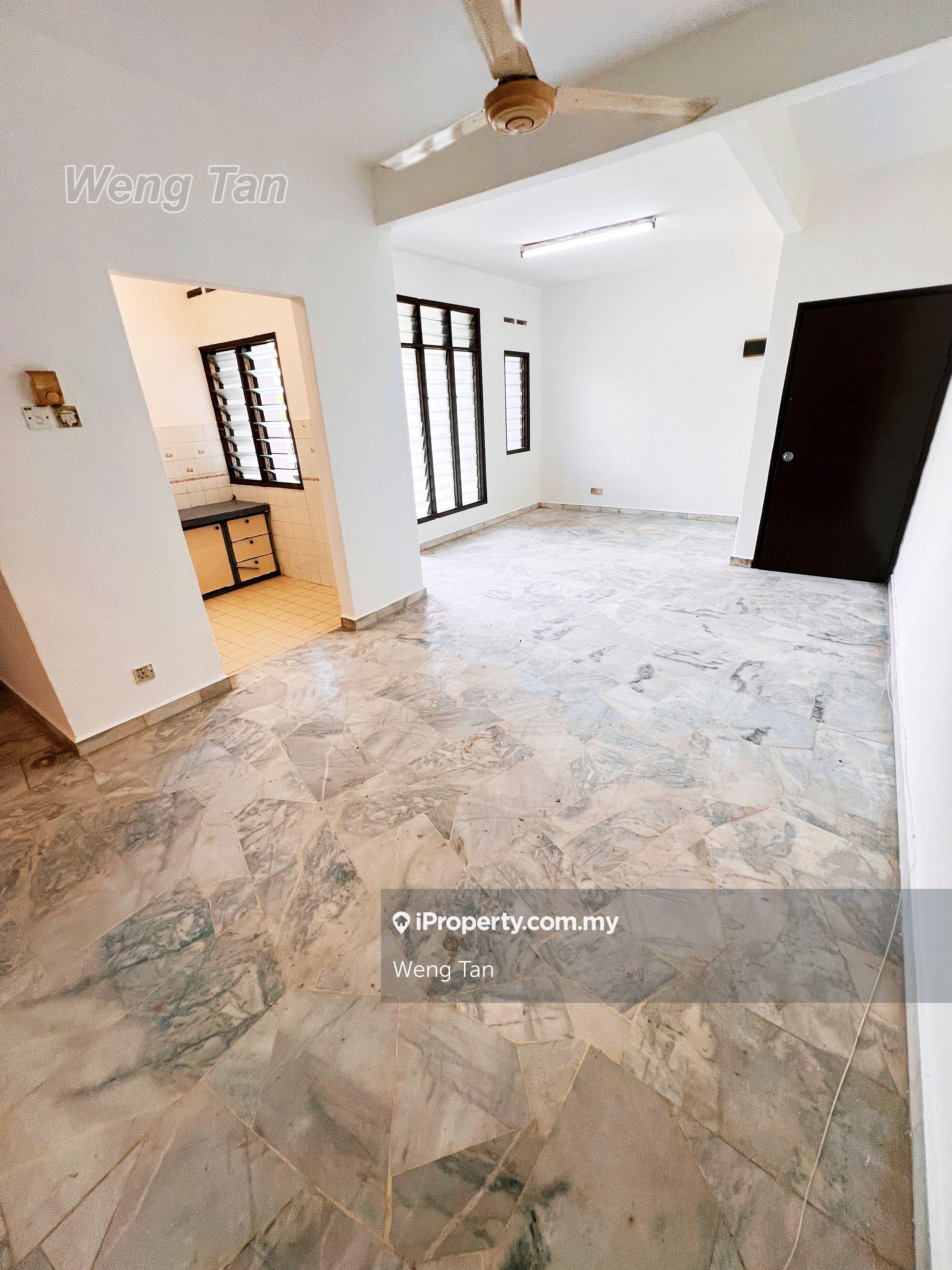 Rare 1st Floor Unit ,Basic Suitable For Own Renovation