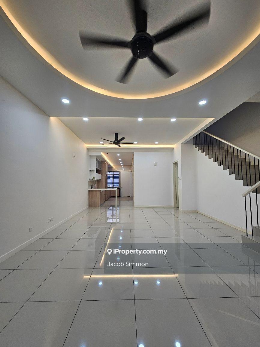 Spacious High Ceiling ! Decent neighborhood_ near KLIA, Cyber, Putra