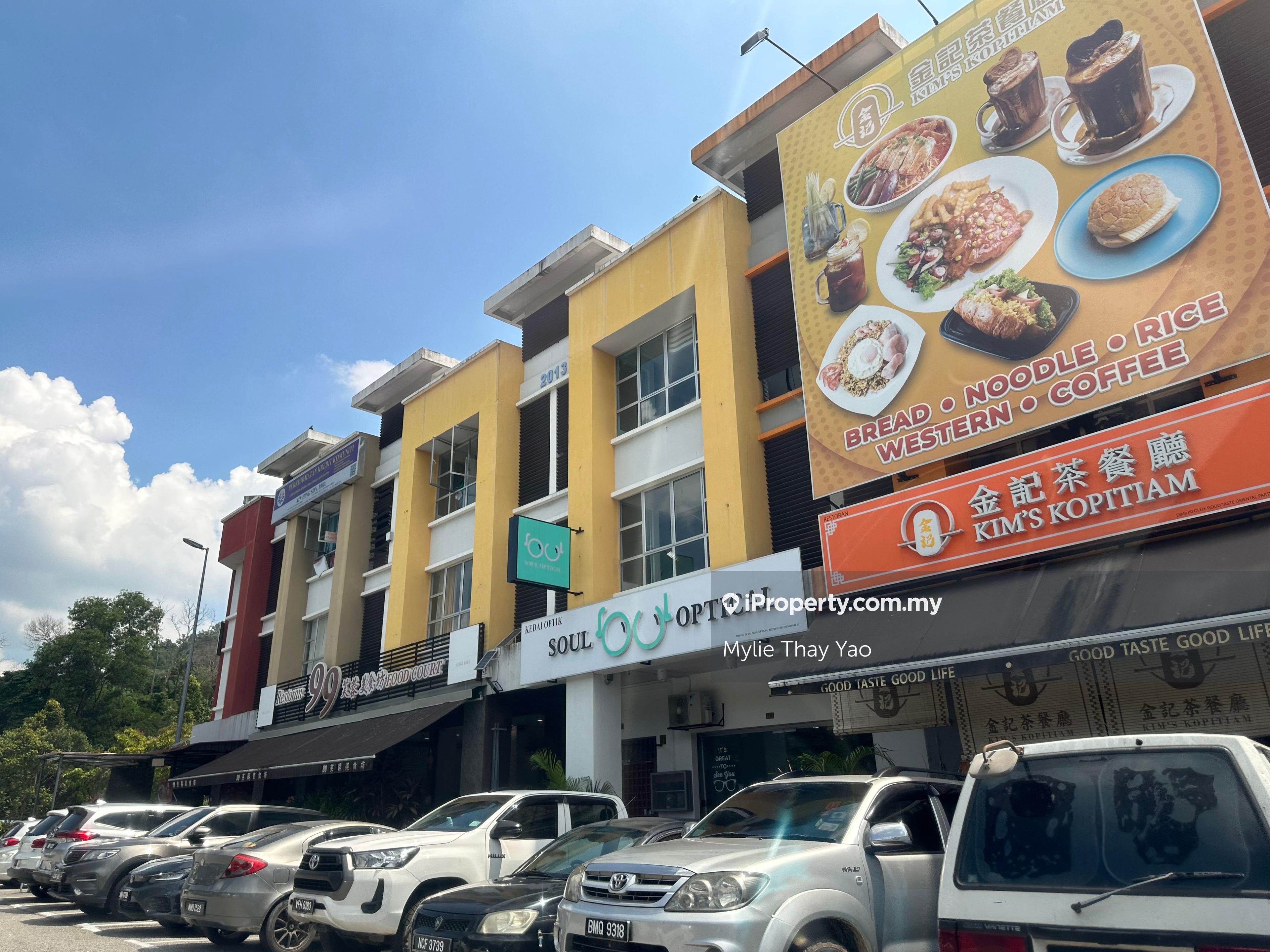 3 Storey end lot, crowded area