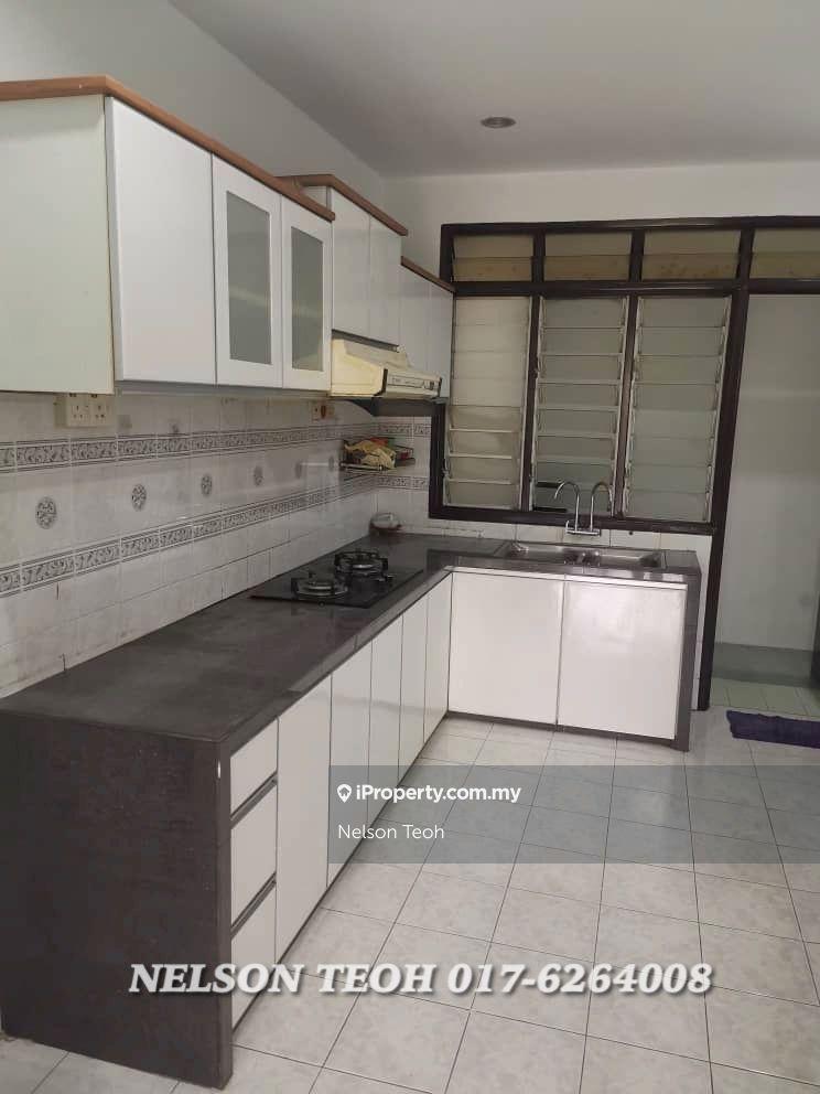 Basic fitting, 2 car parks, well maintained, low floor