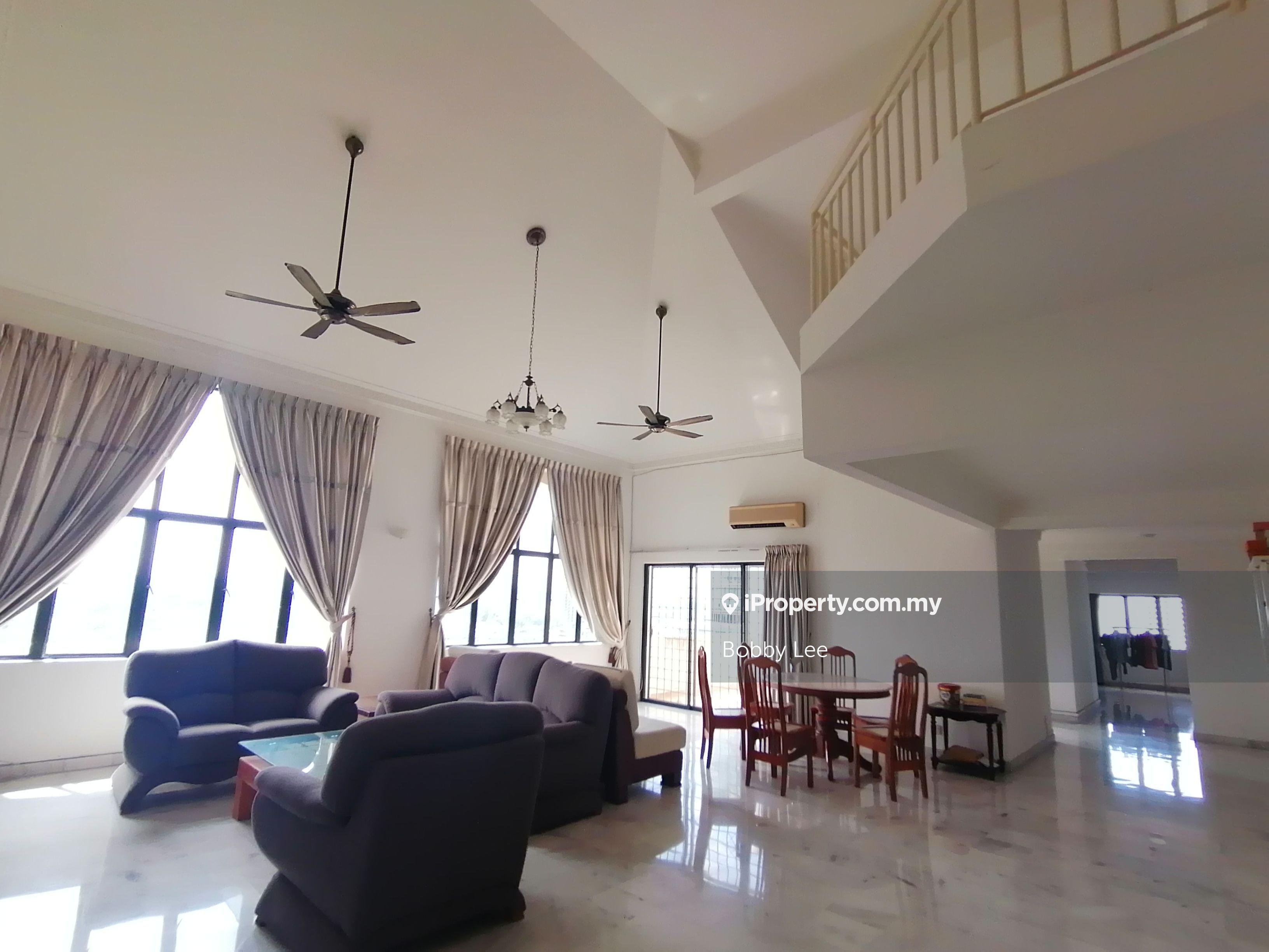 Penthouse unit with 4 parking lot
