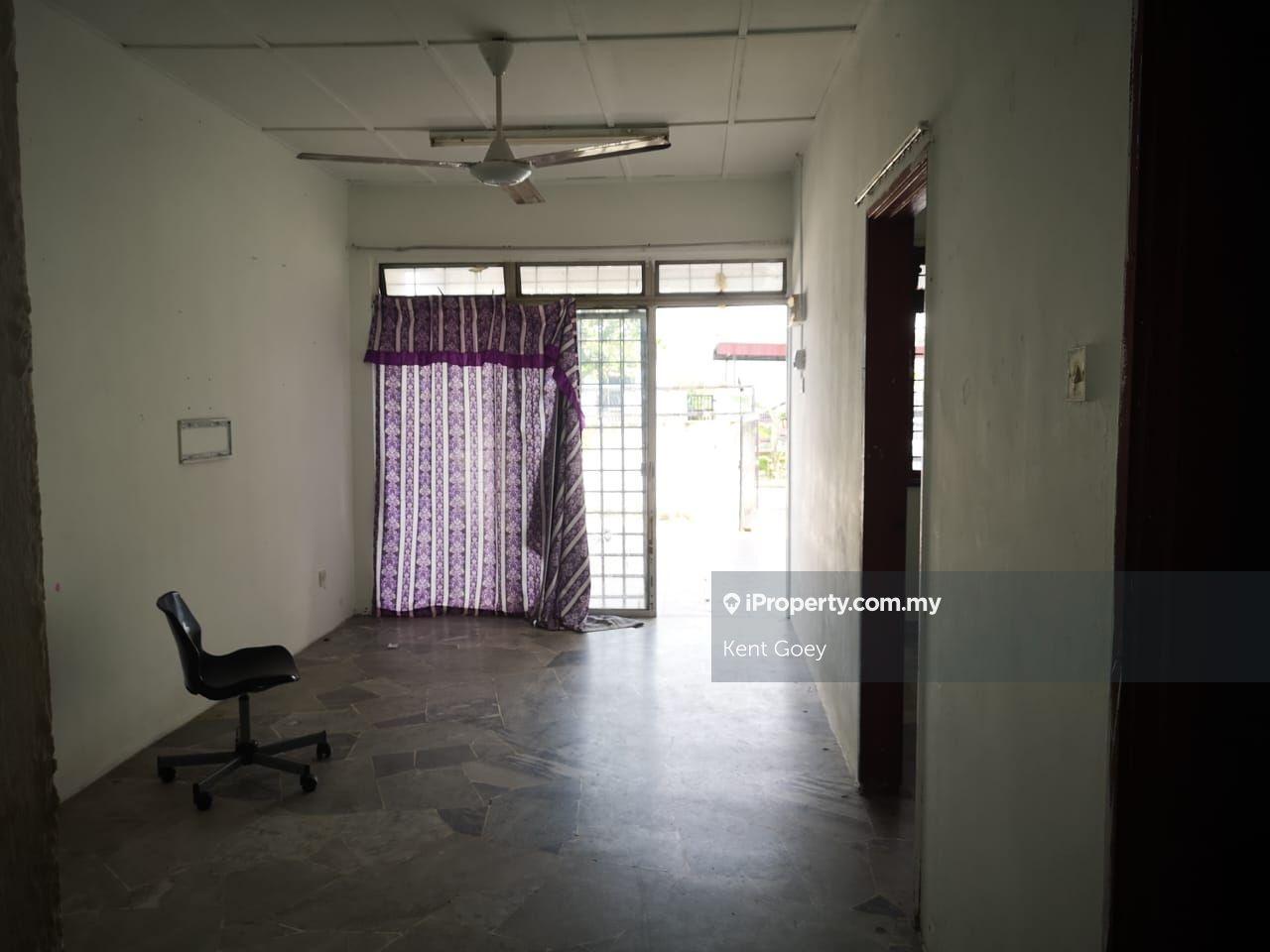Bukit beruntung jalan teratai 1 storey corner lot