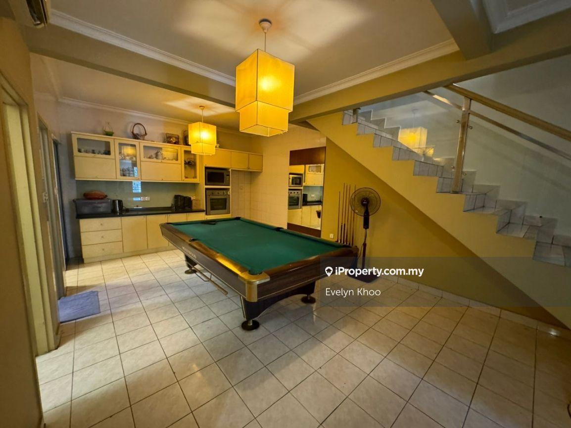 Freehold, 5r4b, gated & guarded, renovated, partly furnish, good buy