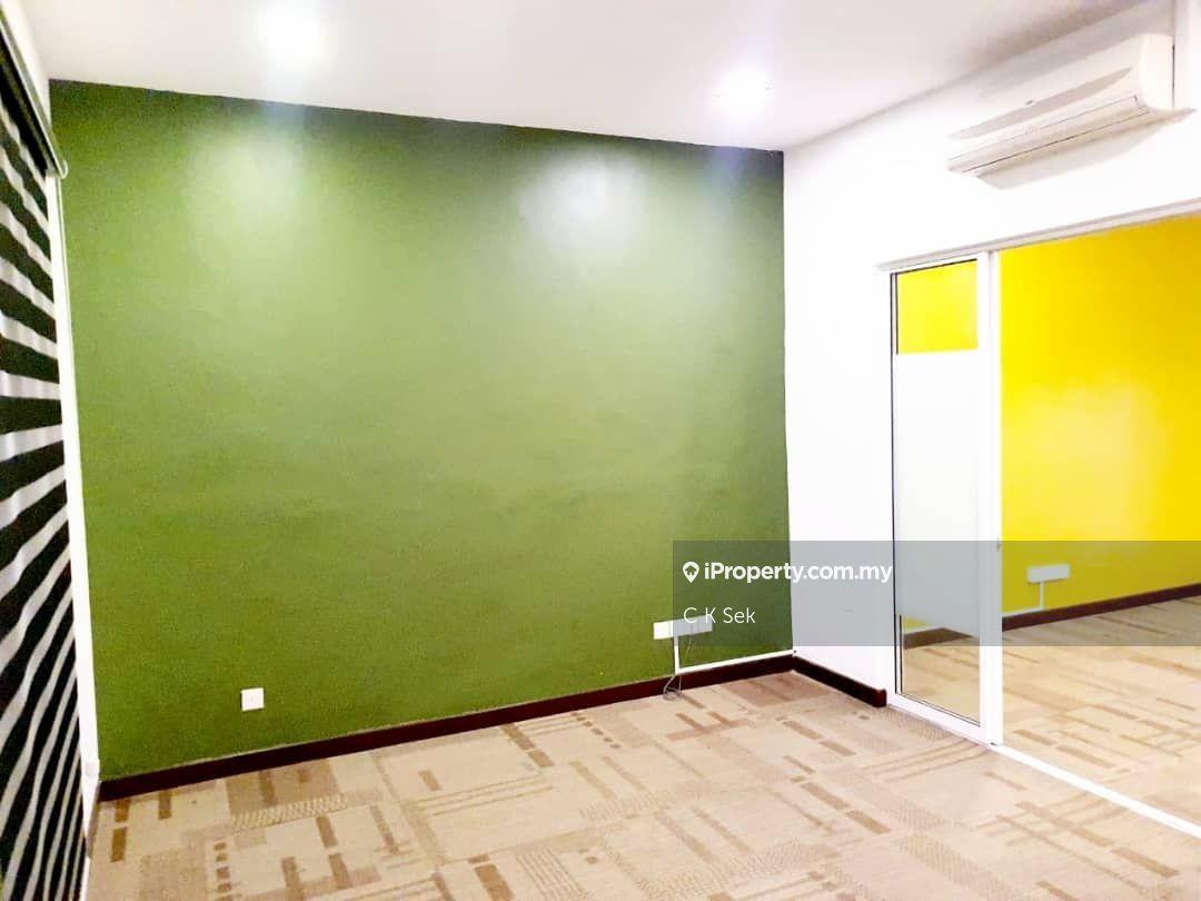 Partial furnished office with lifts