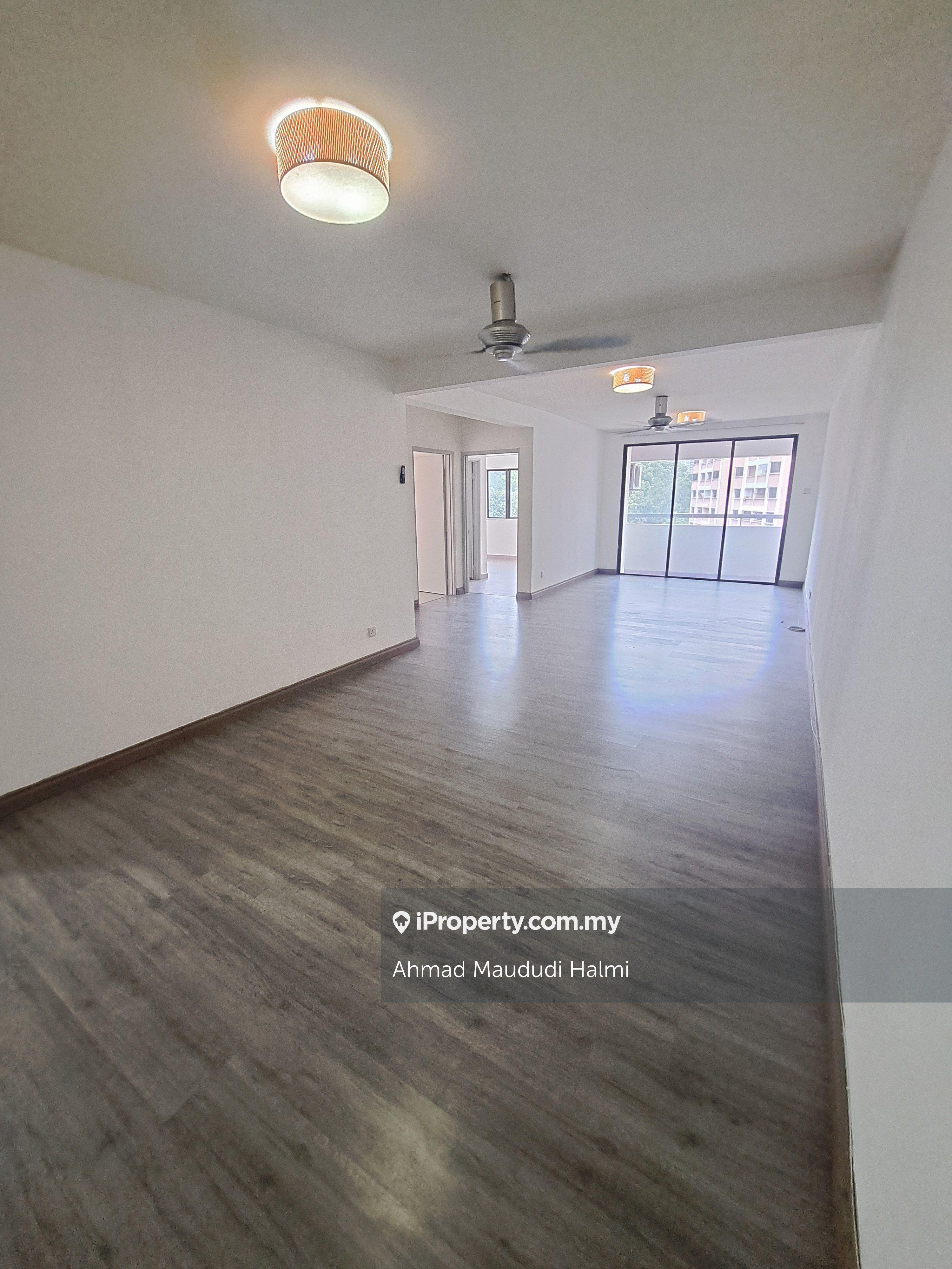Freehold,Near to Lrt station,Balcony facing pool