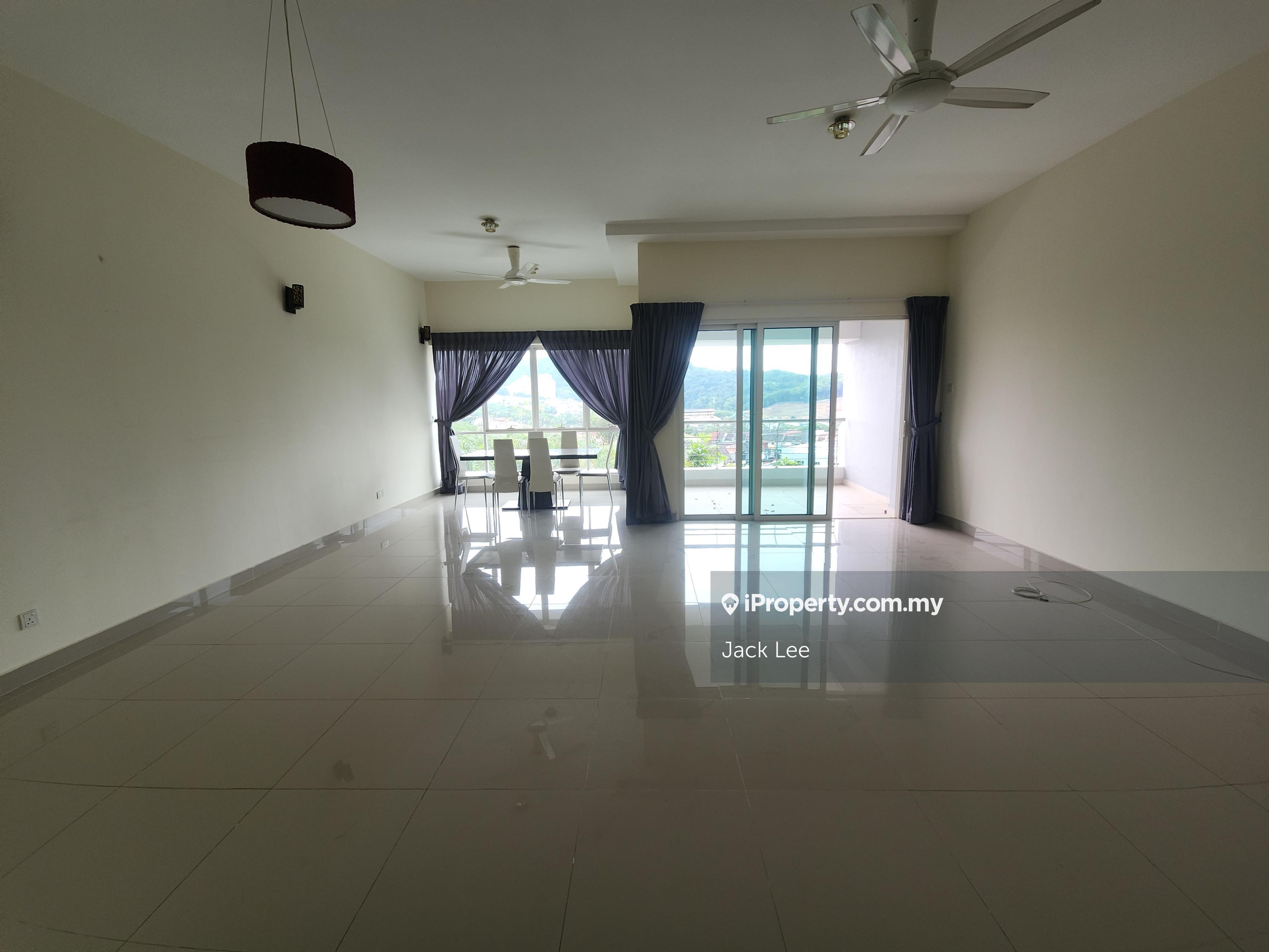 Spacious living high ceiling unit and convenient amenities