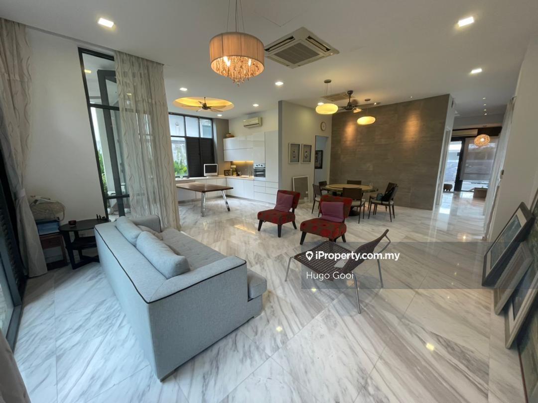 Fully Refurbished Bungalow, Private Garden with Water Features