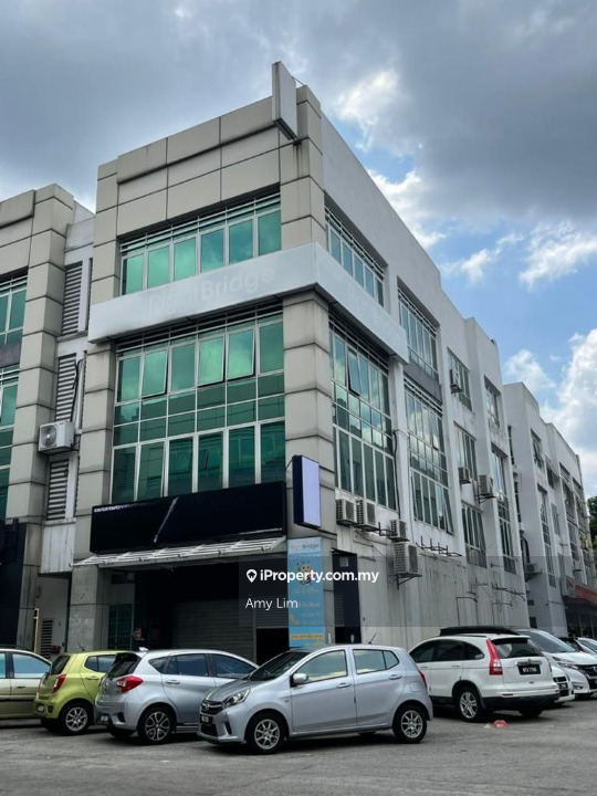Bandar Puteri Puchong 4 Storey shop endlot walking to Lrt Roi 5.4%