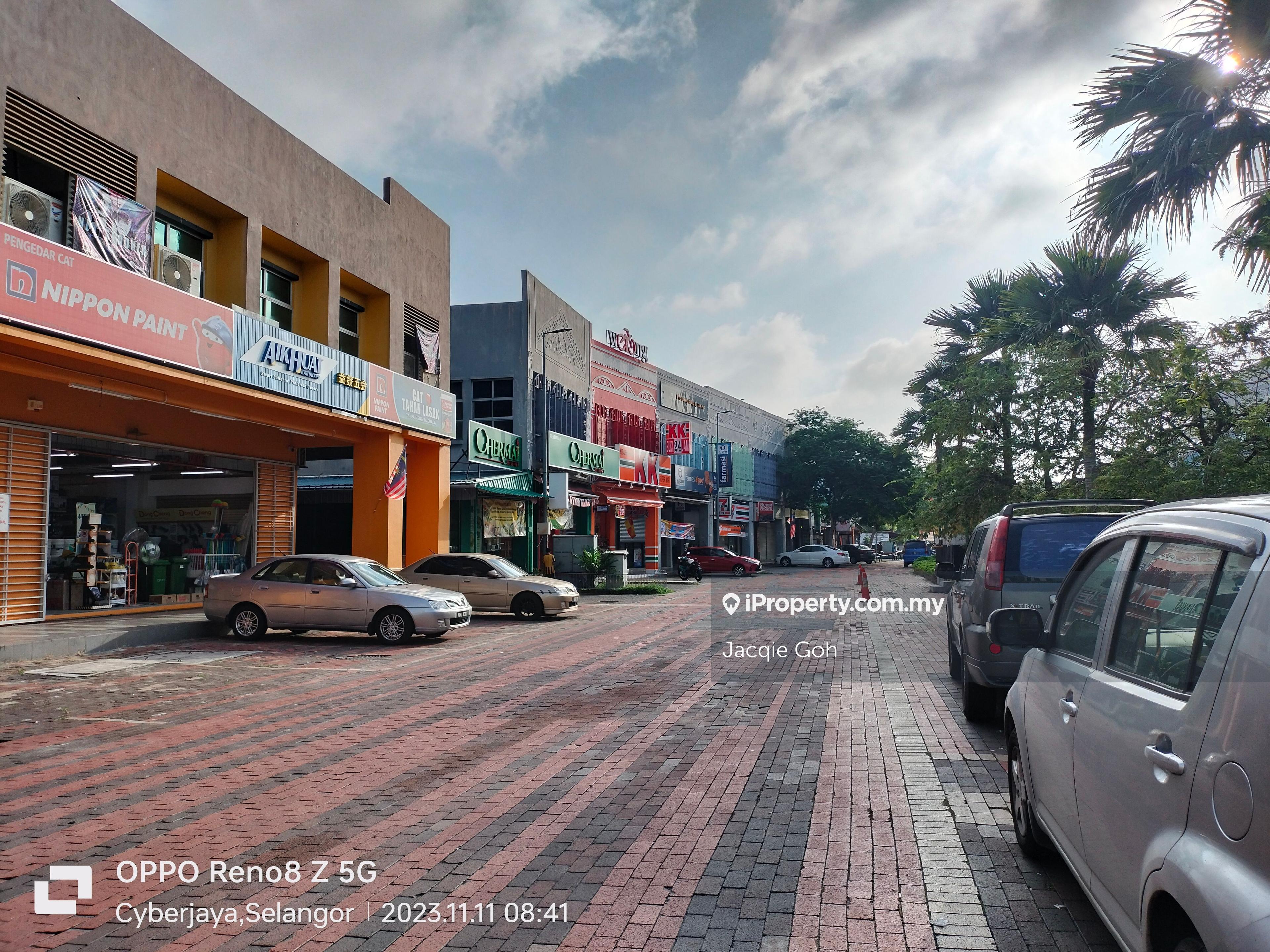 Freehold 3 storey shop for sale at Cyberjaya, facing front road