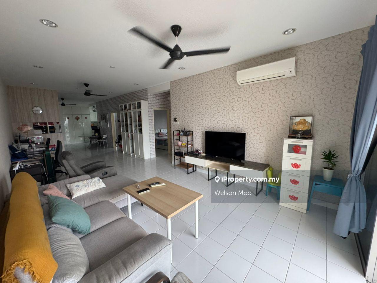 Freehold @ Renovated unit with 2 carparks