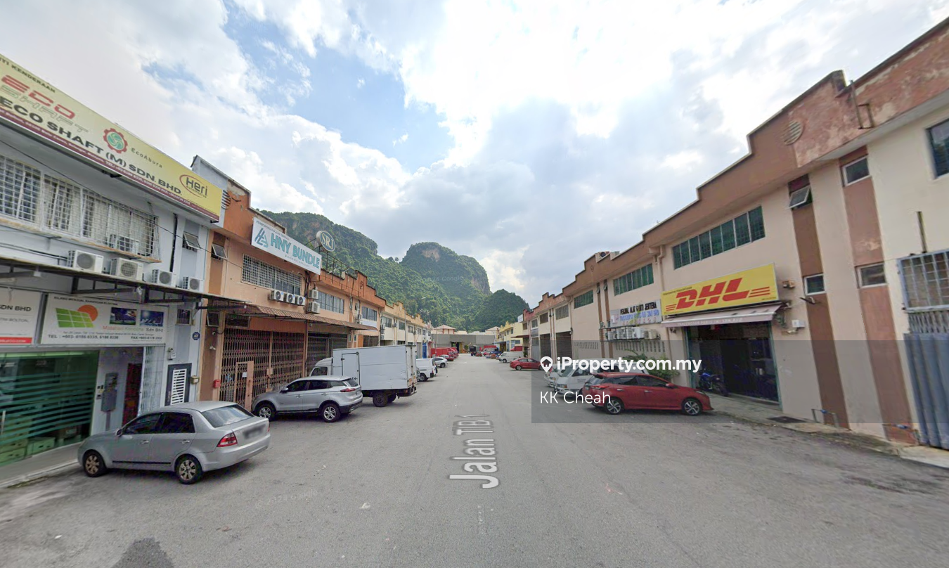 Limited Adjoining 1.5 Storey Link Factory for Sale in Taman Bolton