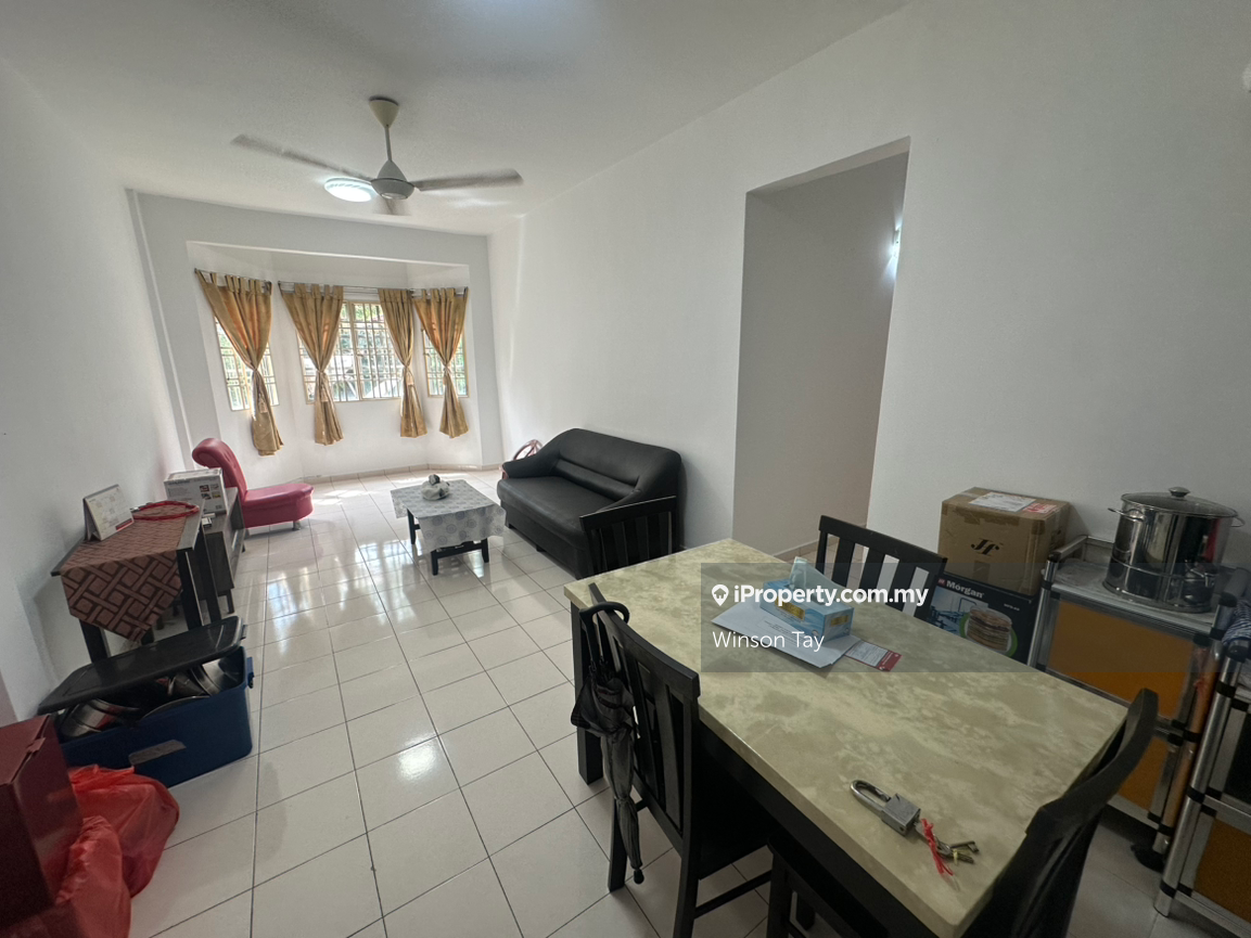 Renovated unit, Freehold, 3 bedroom 2 bathroom with lift