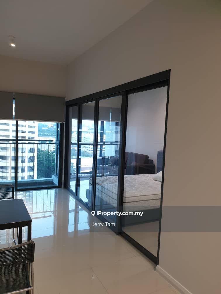Short walk to Jaya One shopping Mall, short drive to LRT station