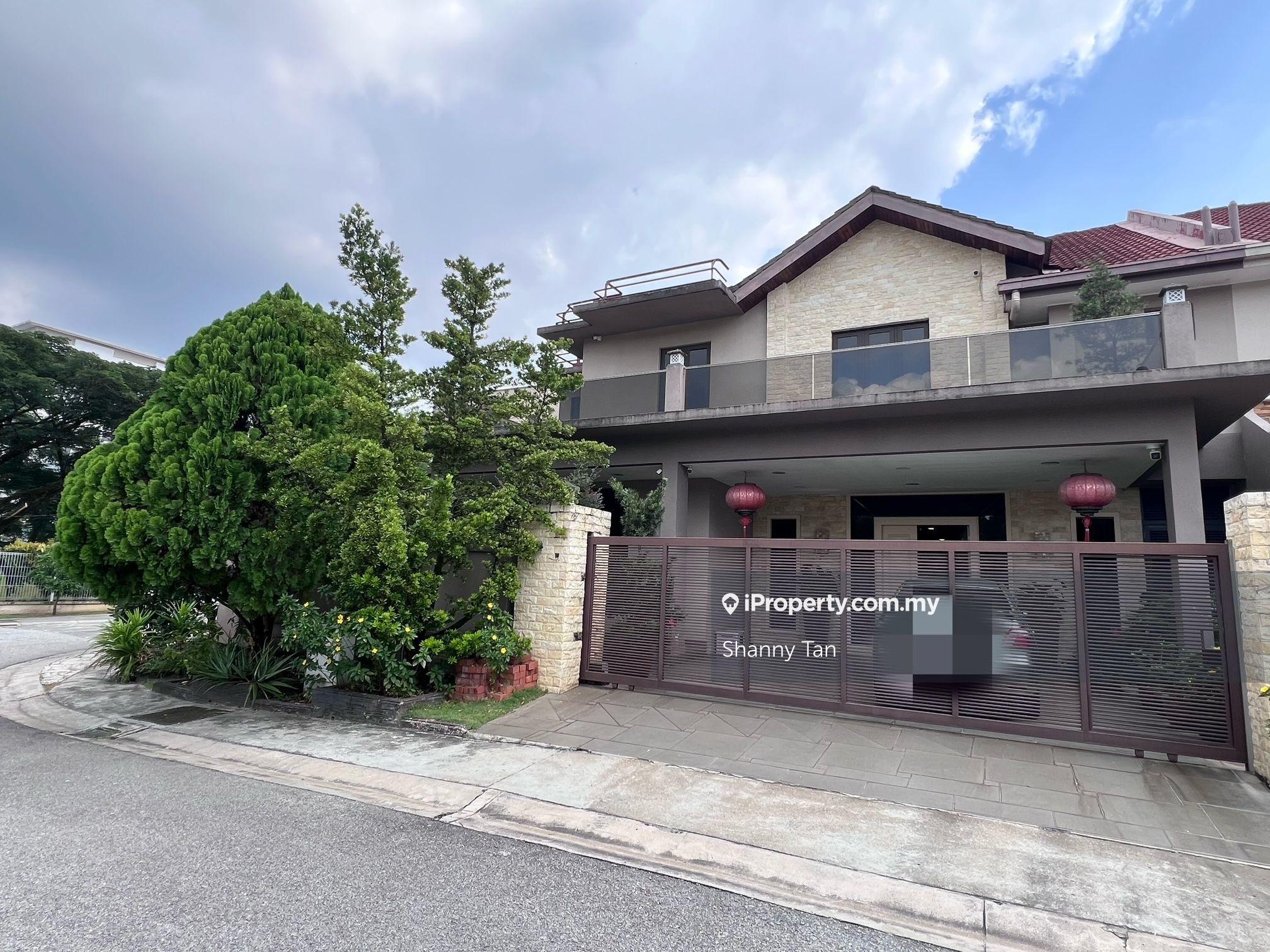Fully Renovated Corner Semi-D With Solar Panel