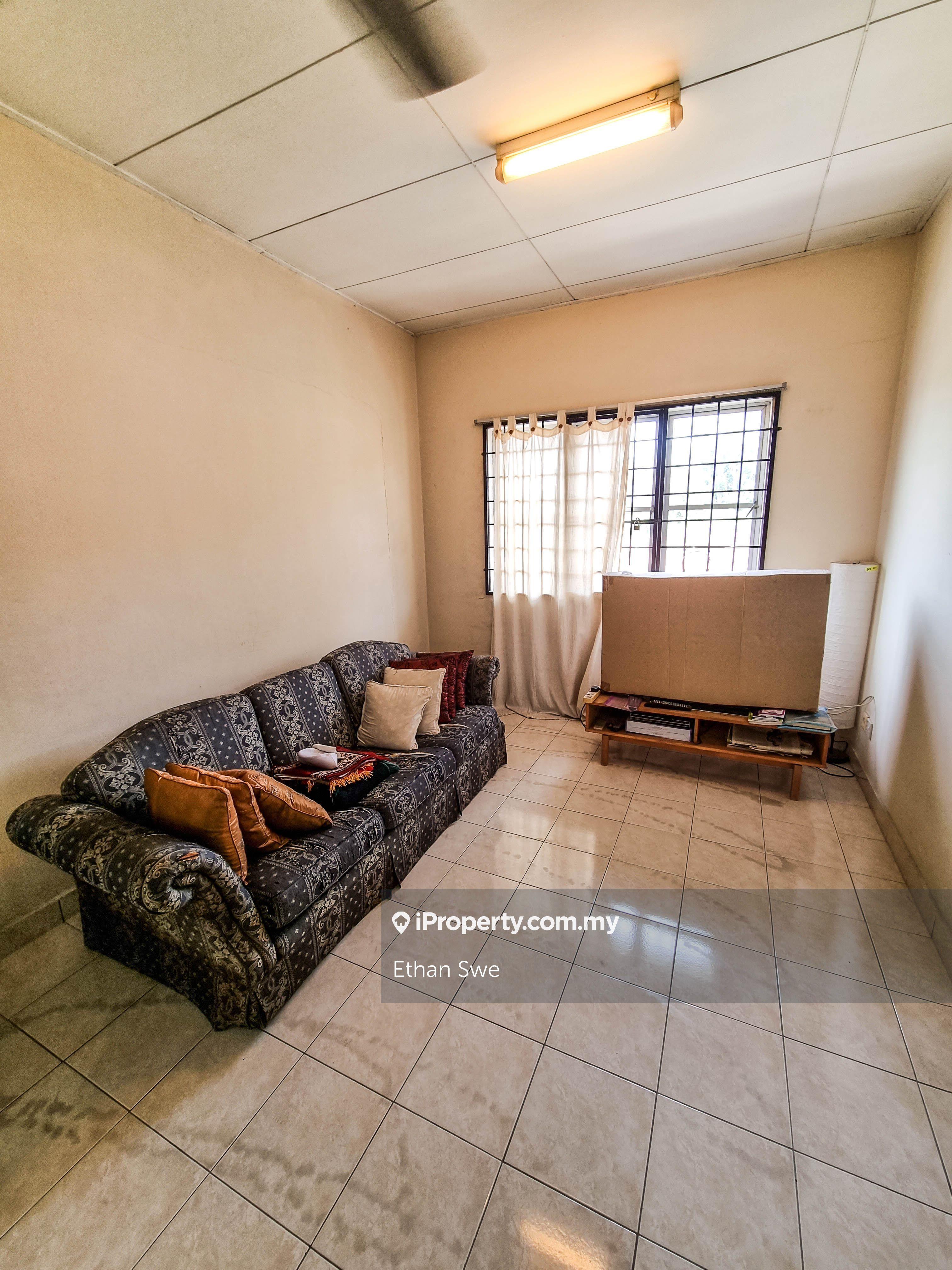 Corner Lot, with Strata, walking distance to Nsk and Giant, Well Kept