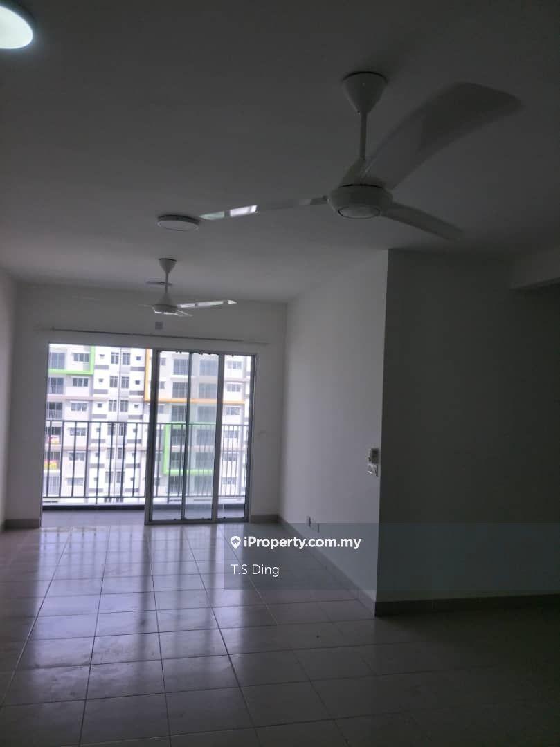 Good condition unit with good view overlooking the green, lake