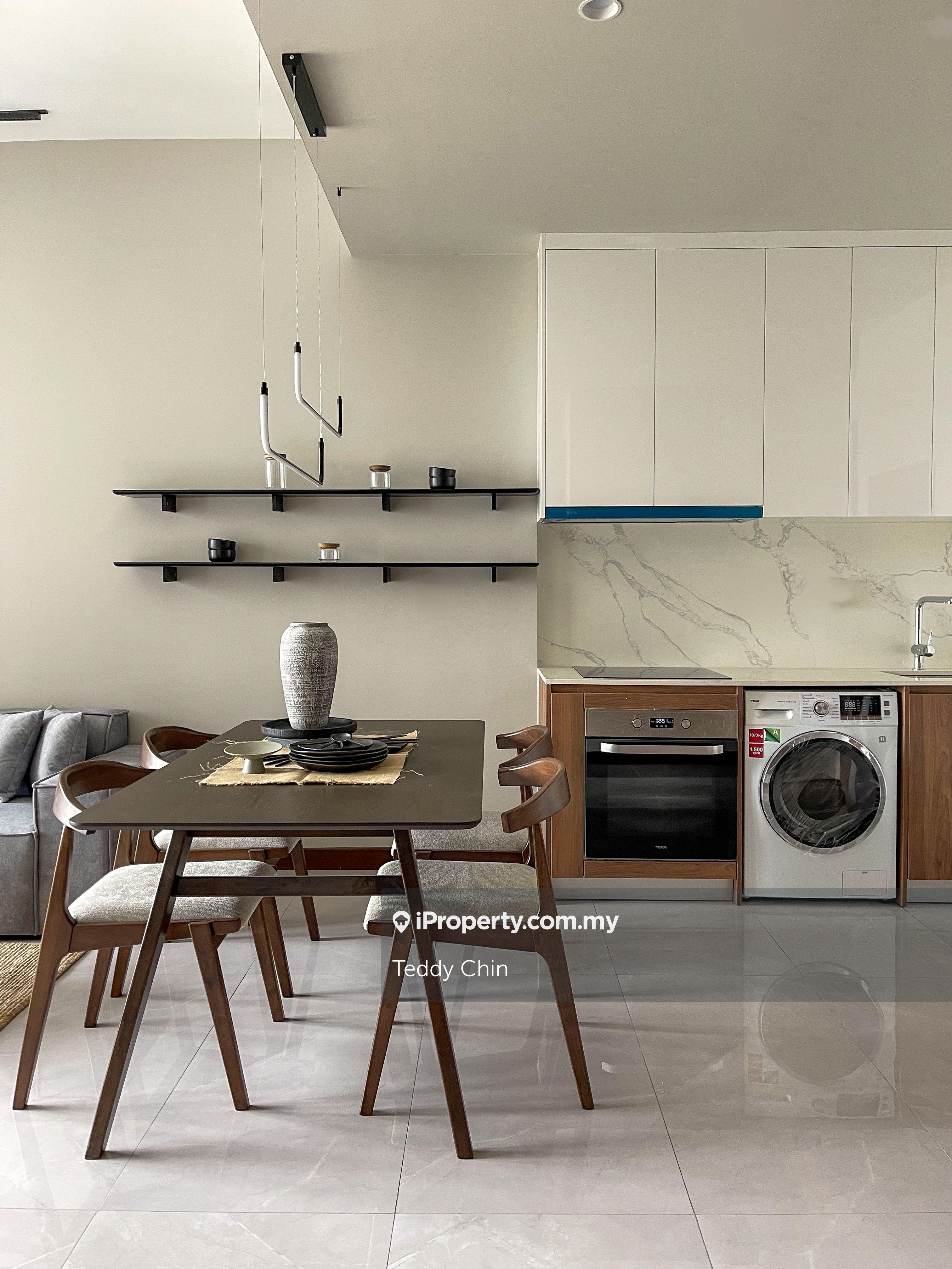 Fully Furnished Mid Floor Intermediate Unit