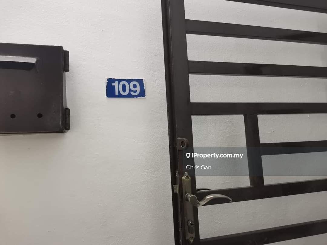 Palm court apartment for sale. 3 bed rooms 2 car parking