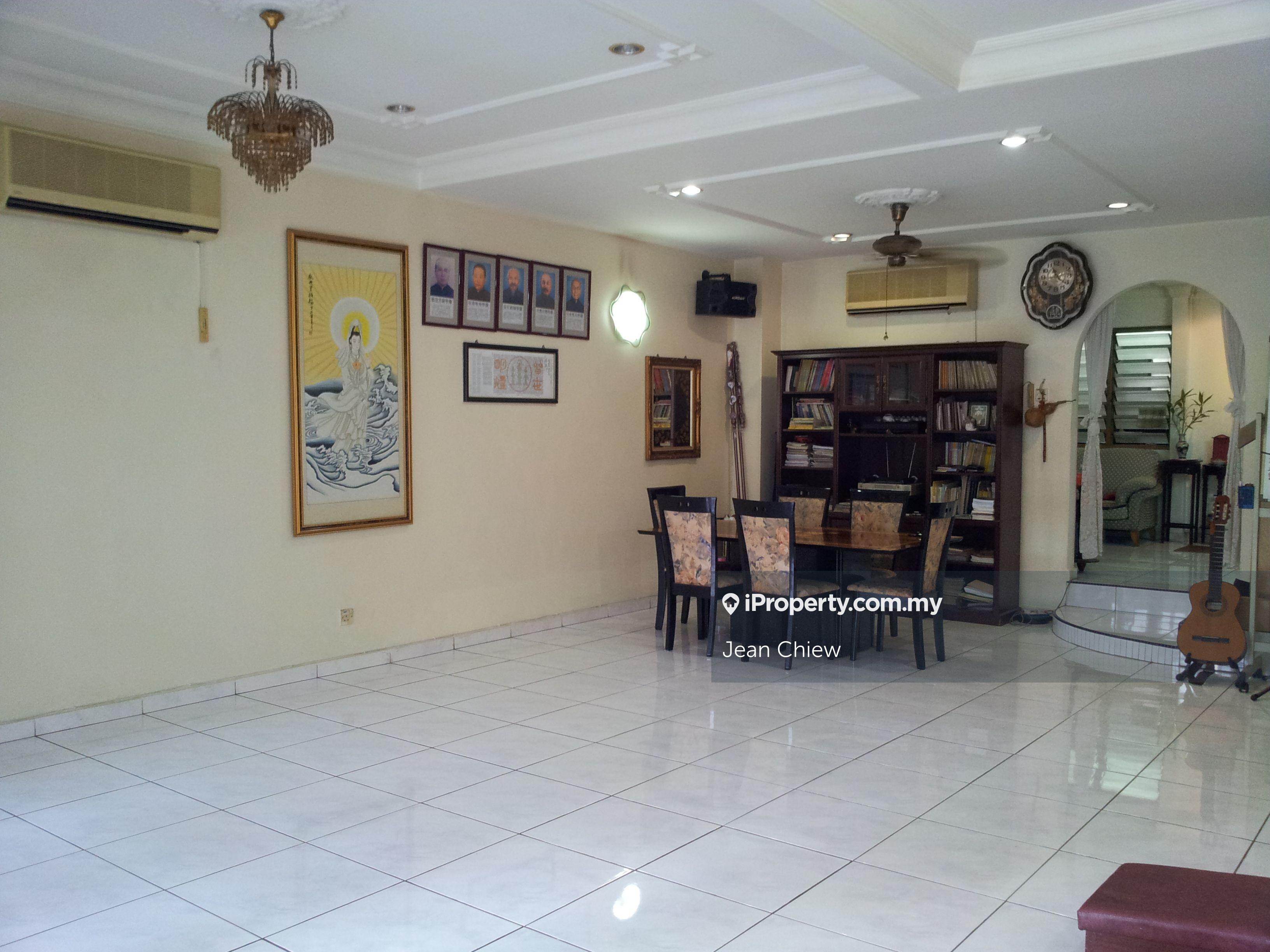 Double storey well maintained house in Subang Jaya
