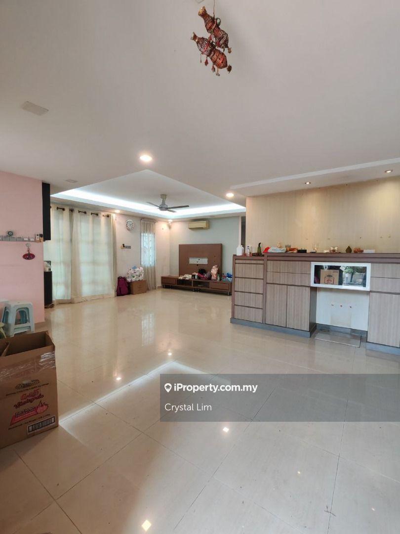Well maintained home sweet home semi d