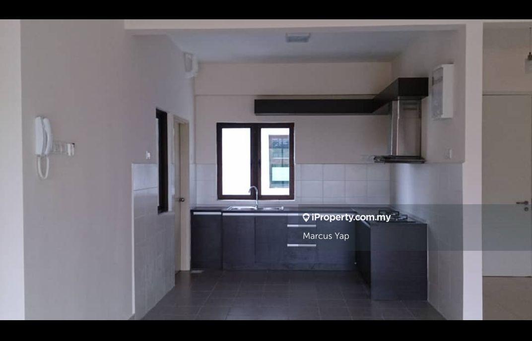 Corner Deluxe unit at low rise, Sell below market value